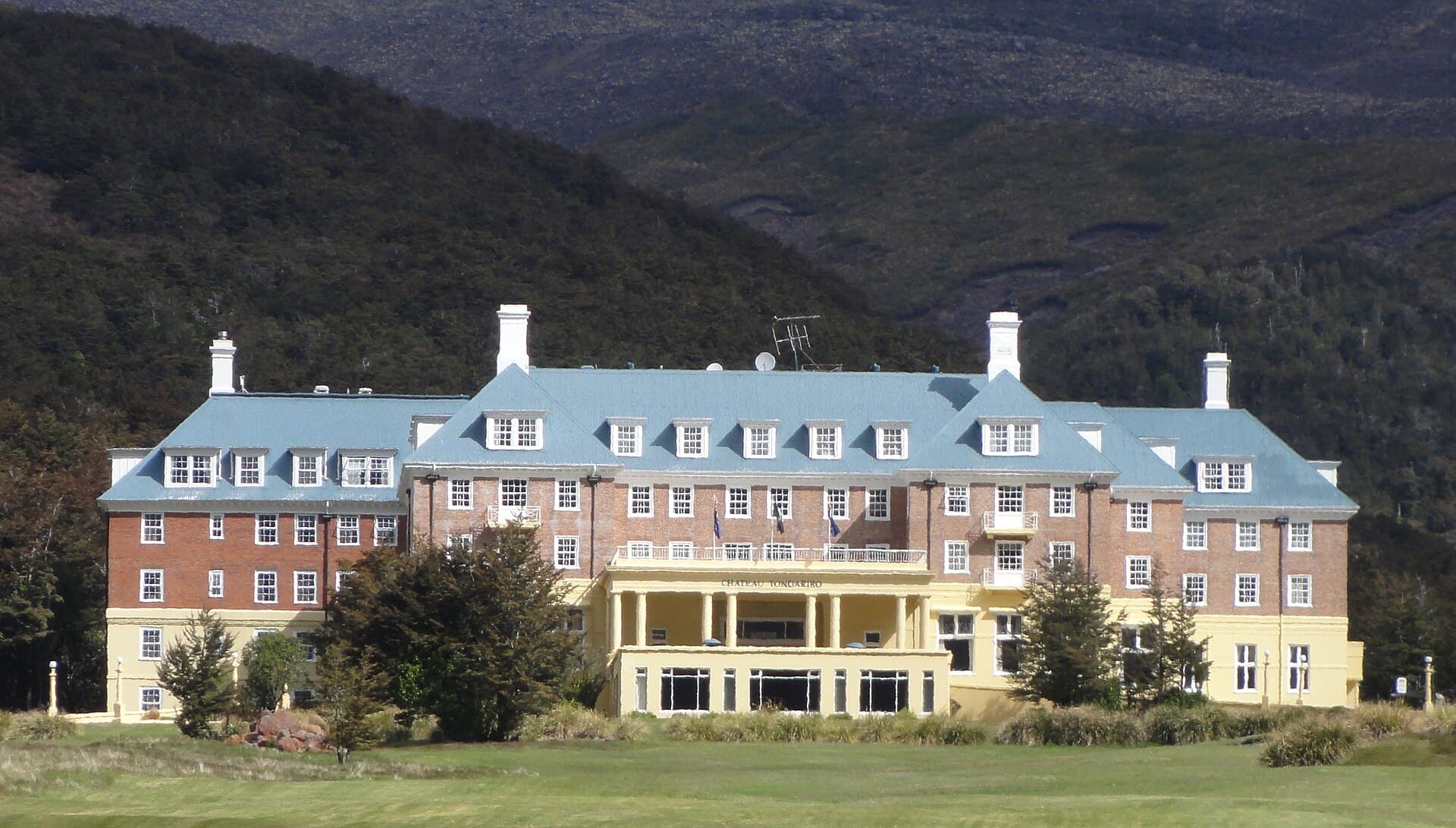 Chateau Tongariro Hotel (via Wikimedia Commons, CC BY-SA 3.0)