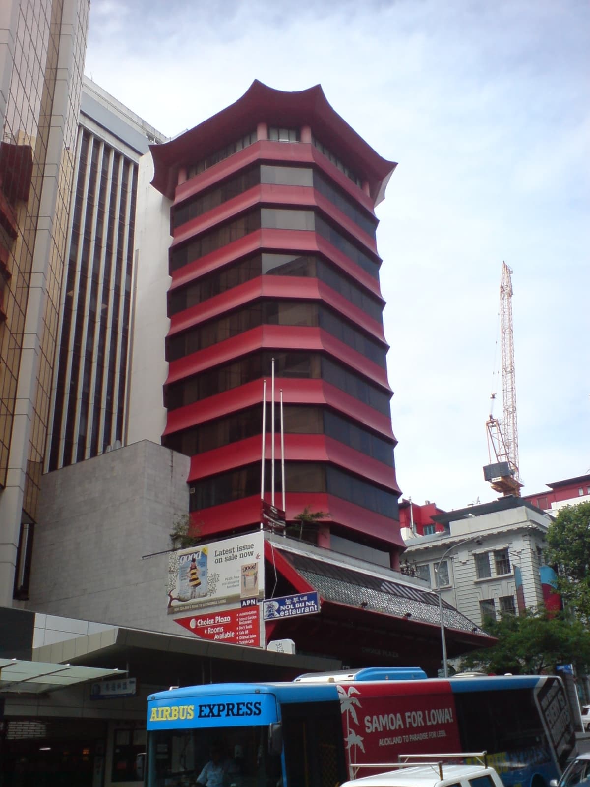 Choice Plaza Backpackers (via Wikimedia Commons, Public domain)
