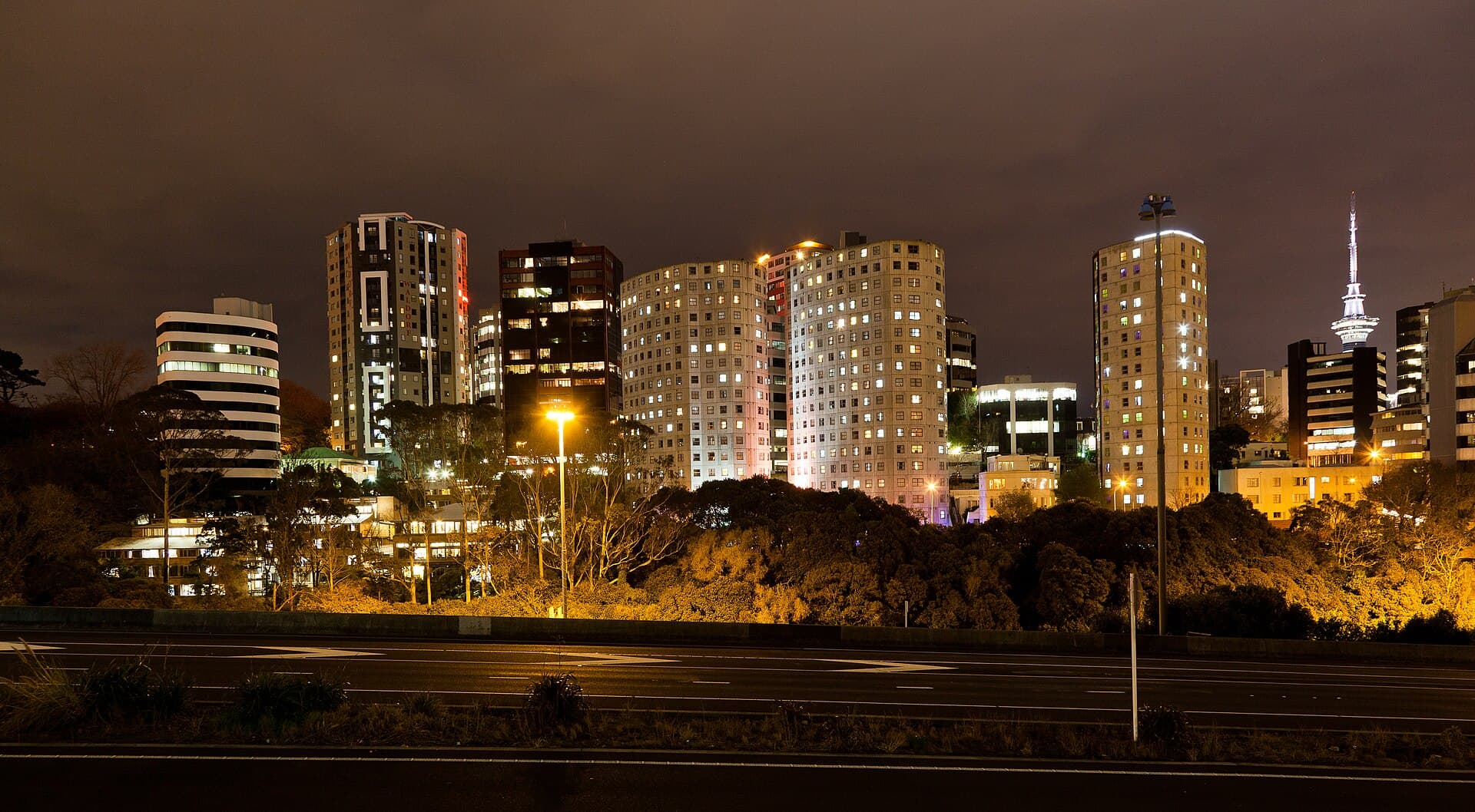 Columbia Apartments (via Wikimedia Commons, CC BY-SA 2.0)