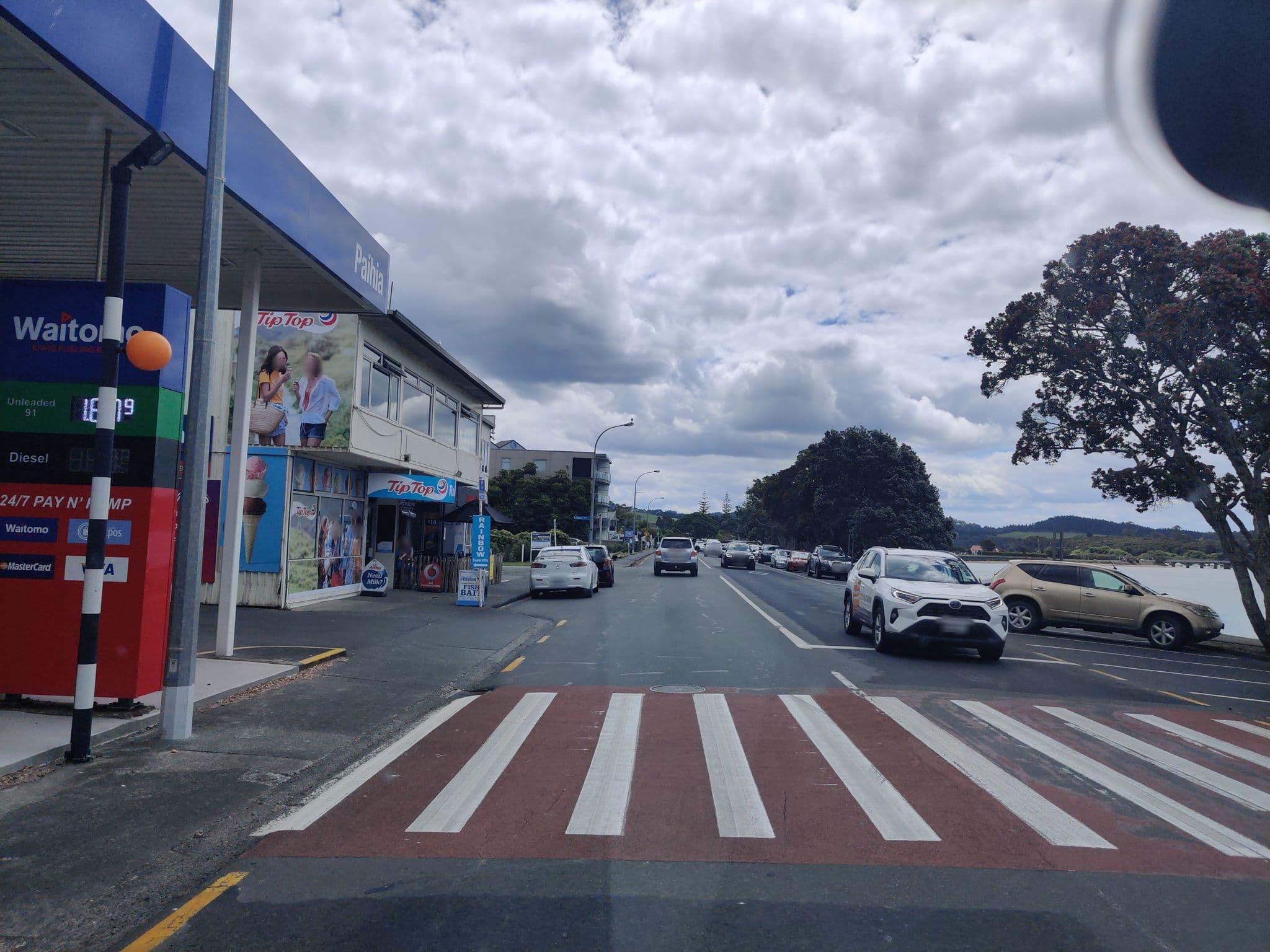 Street view near Cap n Bobs Beach Backpacker, Paihia — © elphix (CC BY-SA · Mapillary)