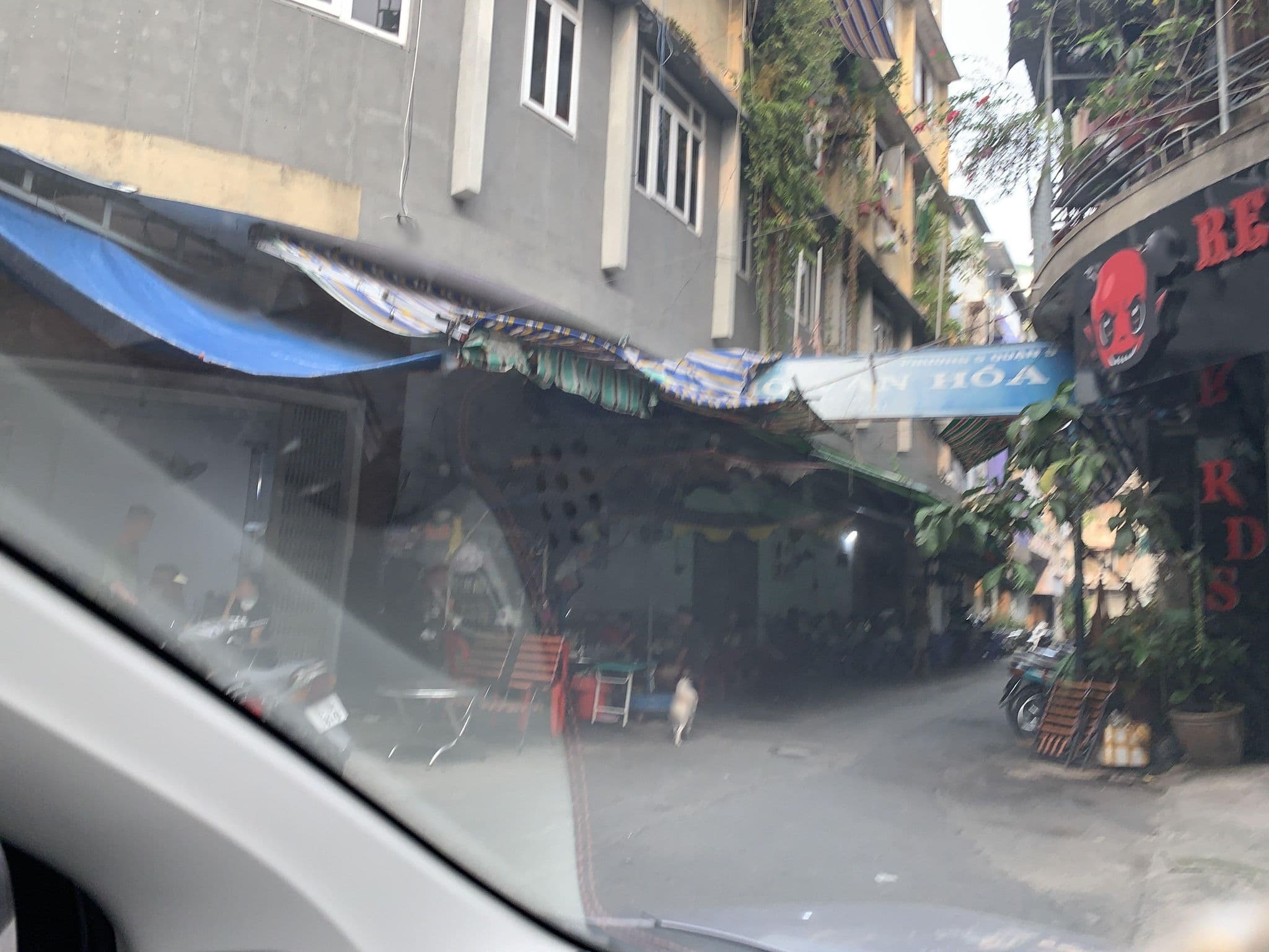 Street view near Nhà Hàng Đông Kinh 東京酒樓, Quận Năm — © sg_left_1 (CC BY-SA · Mapillary)