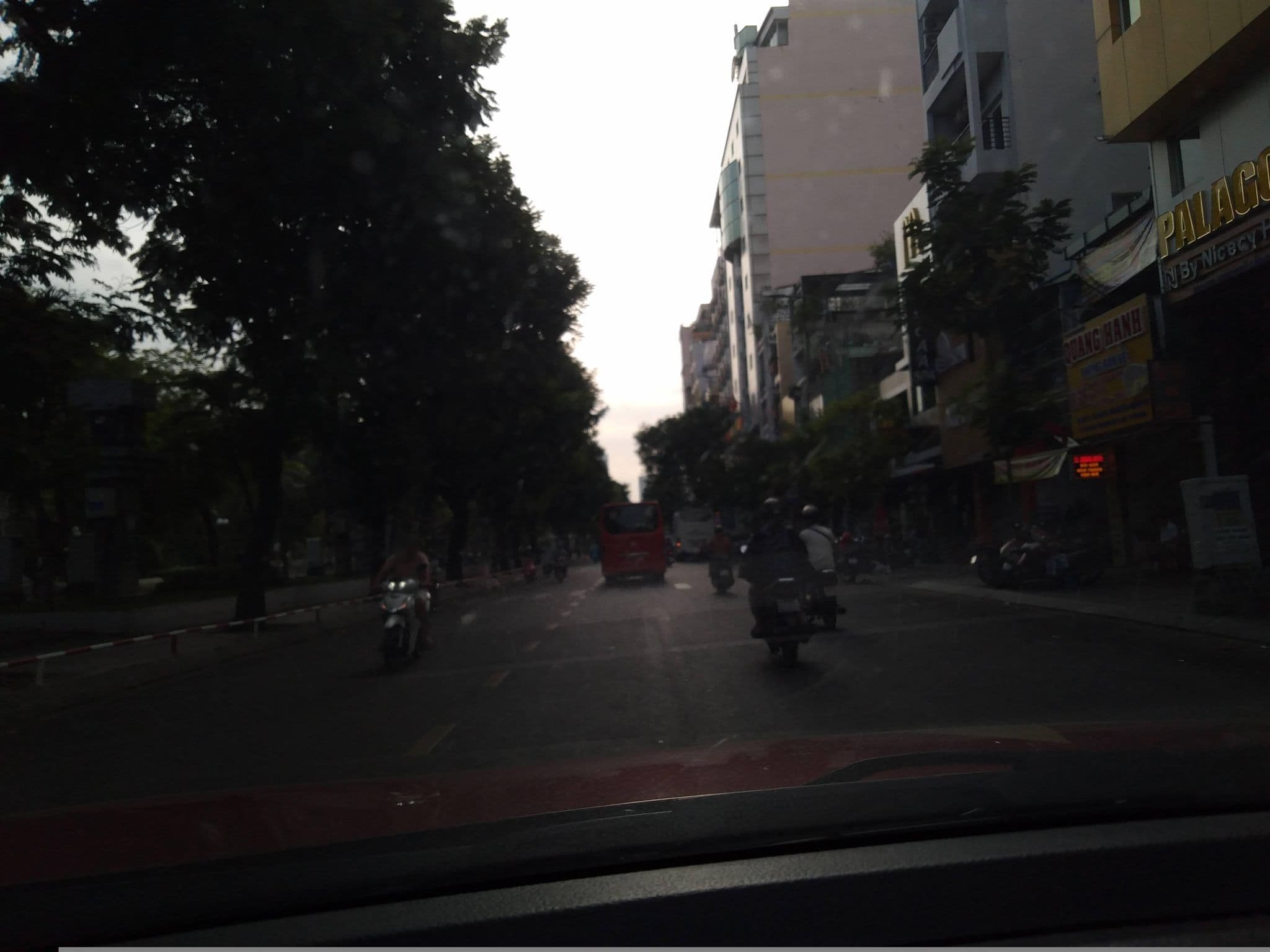 Street view near Bich Duyen Hotel, Quận Ba — © sg_front_1 (CC BY-SA · Mapillary)