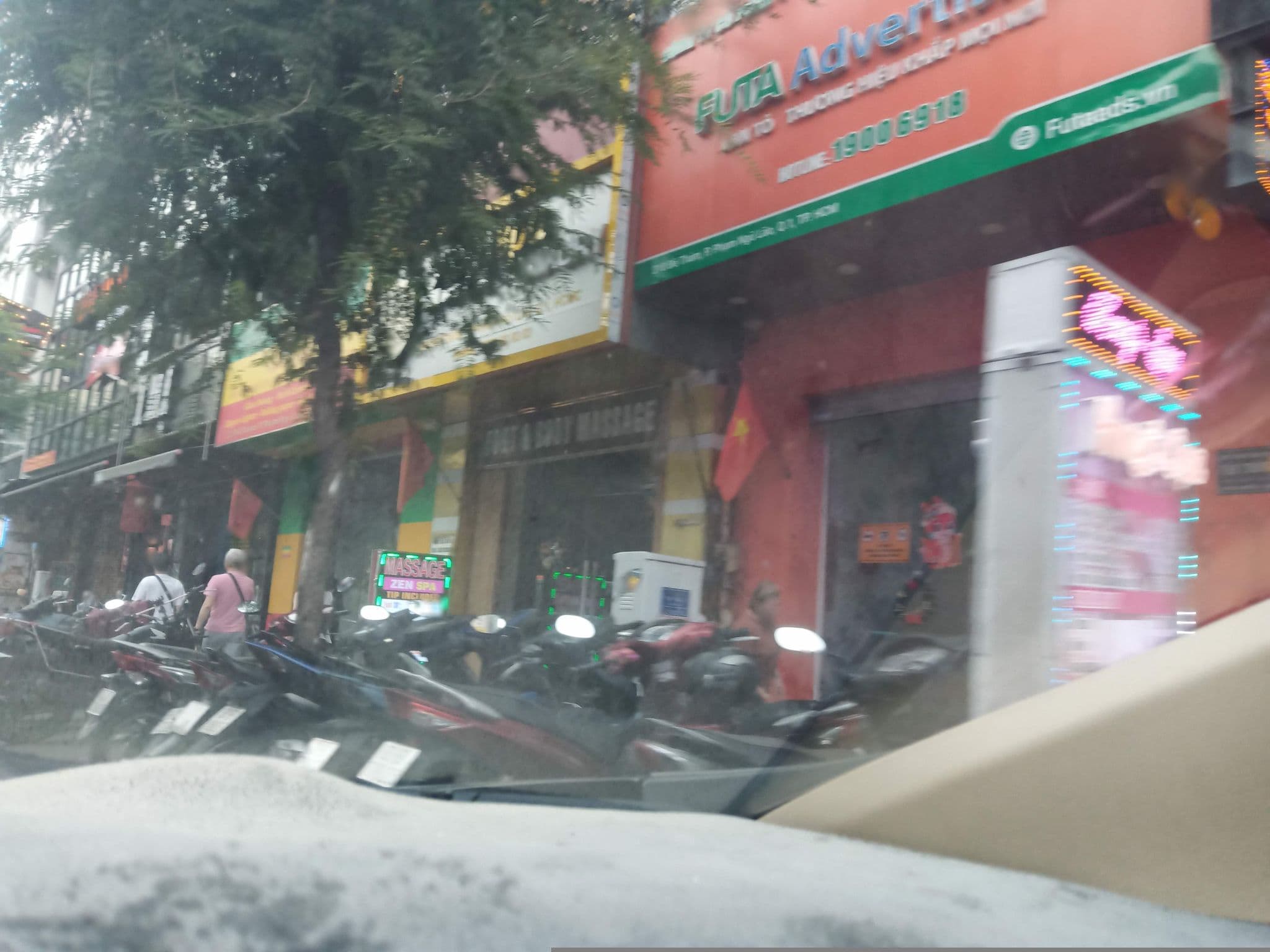 Street view near Viet Nghi Hotel, Quận Ba — © sg_right_1 (CC BY-SA · Mapillary)