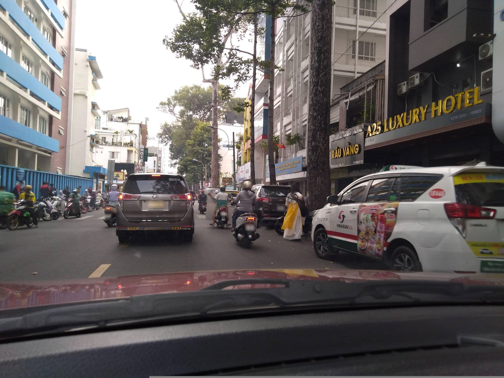 Street view near Empress Hotel, Quận Ba — © sg_front_1 (CC BY-SA · Mapillary)