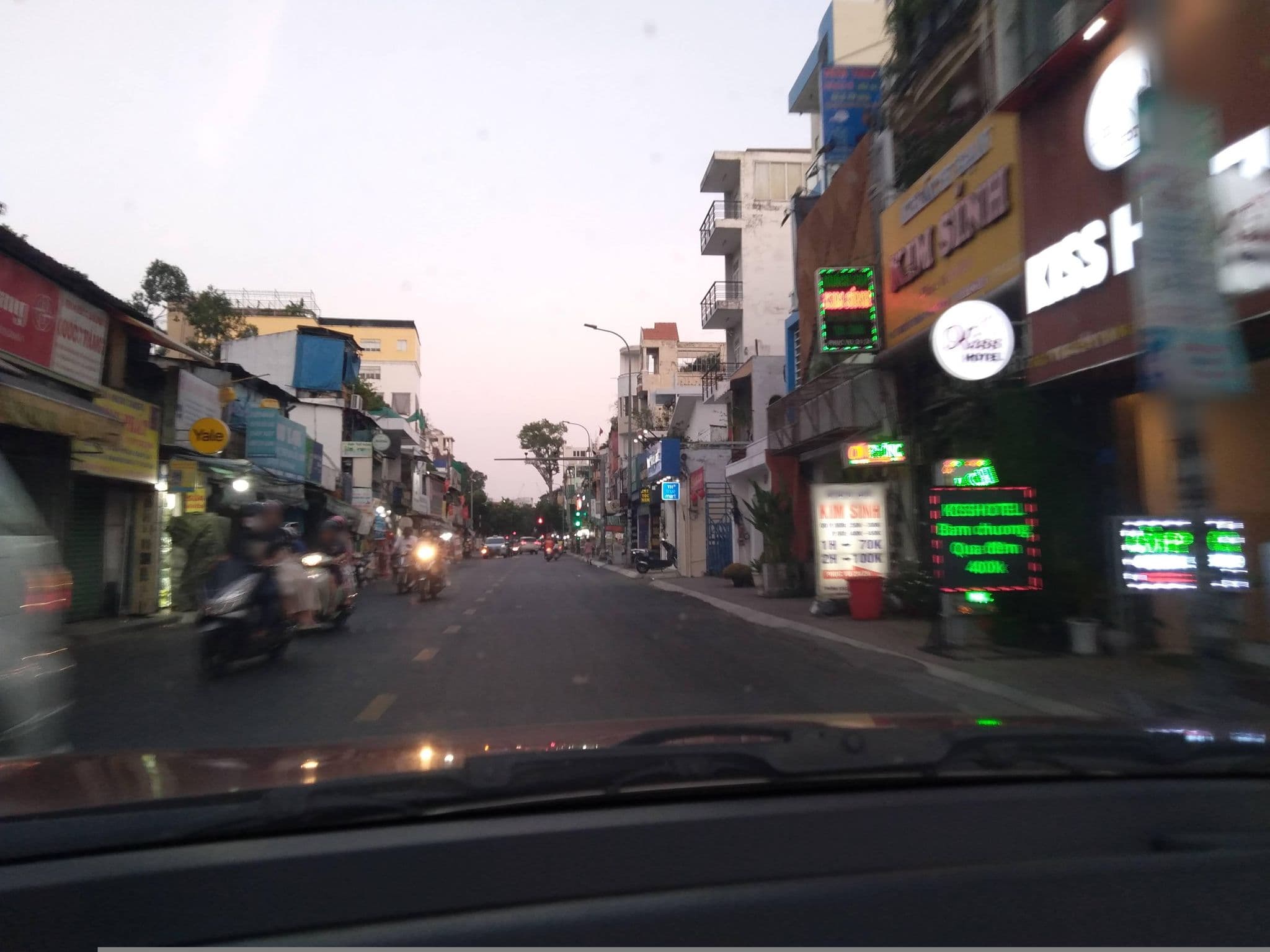 Street view near Kim Thịnh Hotel, Quận Ba — © sg_front_1 (CC BY-SA · Mapillary)