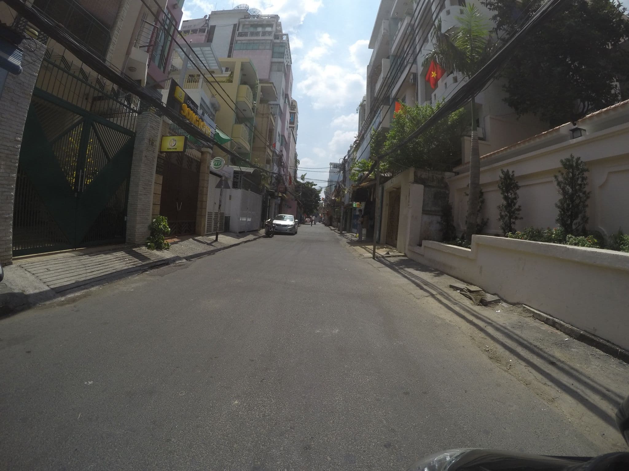 Street view near M Village Đinh Công Tráng, Quận Ba — © dymo12 (CC BY-SA · Mapillary)
