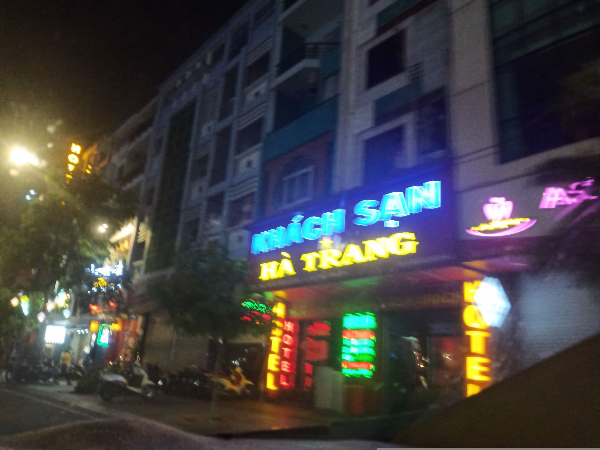 Street view near Khách Sạn Quốc Hải, Bình Thạnh — © sg_right_1 (CC BY-SA · Mapillary)