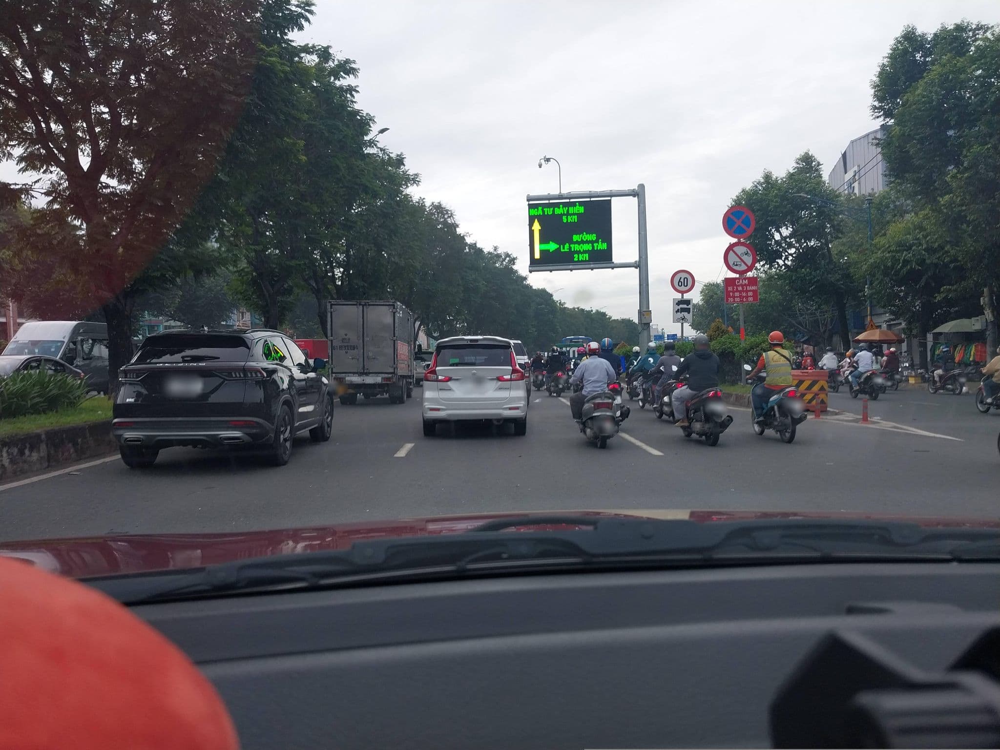 Street view near Renaissance Riverside Saigon, Ho Chi Minh City — © sg_front_1 (CC BY-SA · Mapillary)