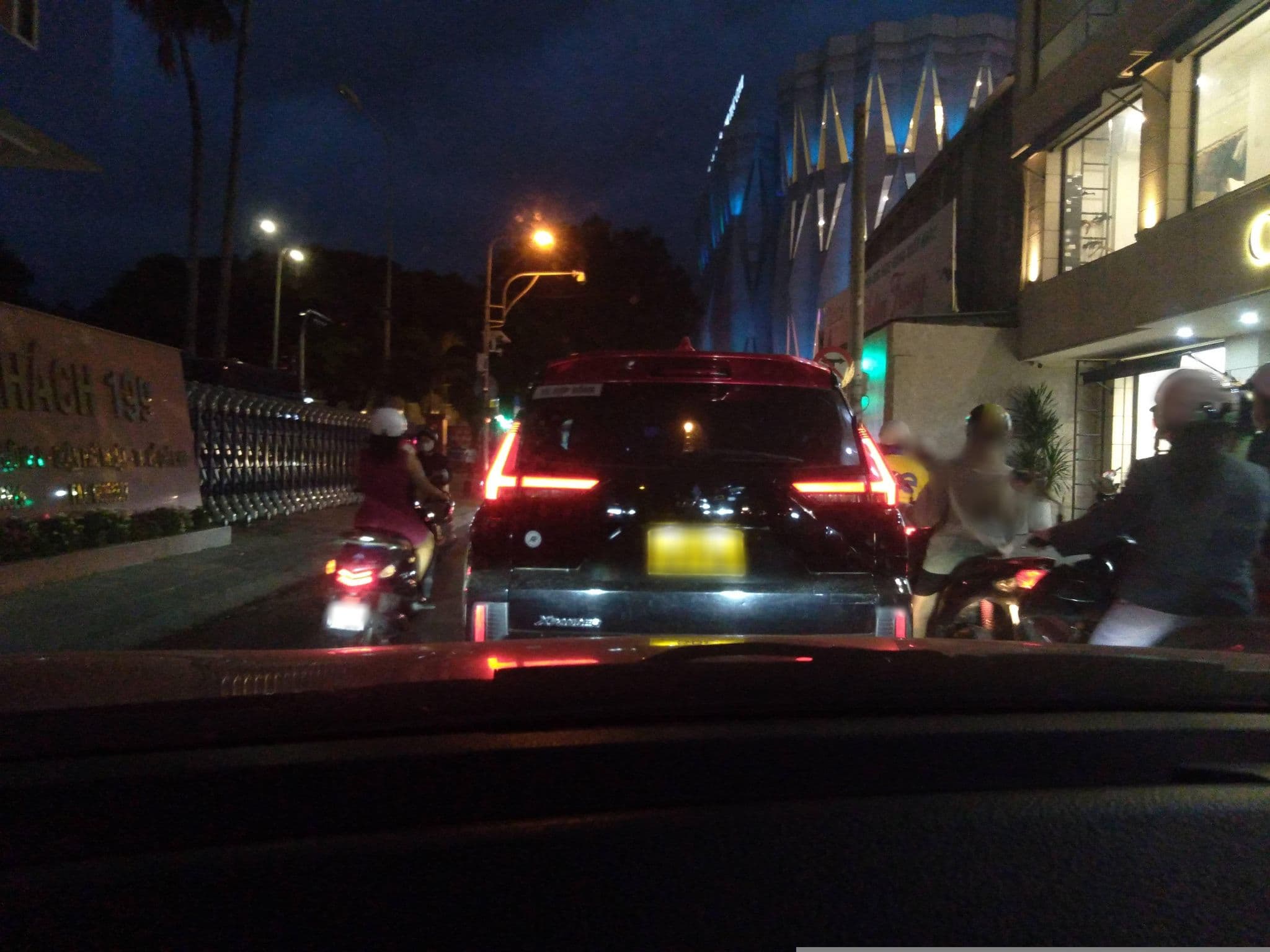 Street view near Hanriver Hotel Saigon, Tân Bình — © sg_front_1 (CC BY-SA · Mapillary)