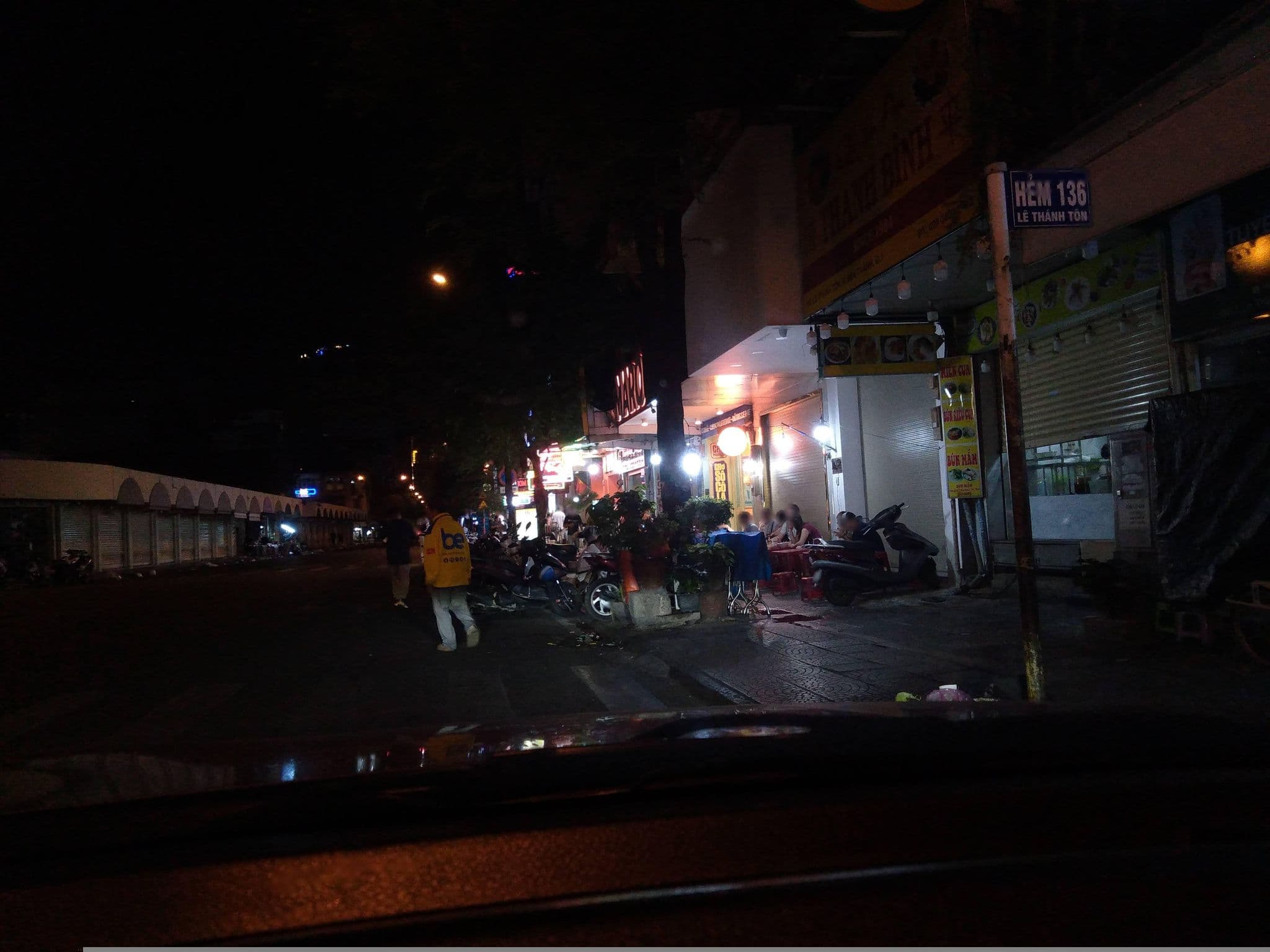 Street view near Liberty Central Hotel Ho Chi Minh, Quận Bốn — © sg_front_1 (CC BY-SA · Mapillary)