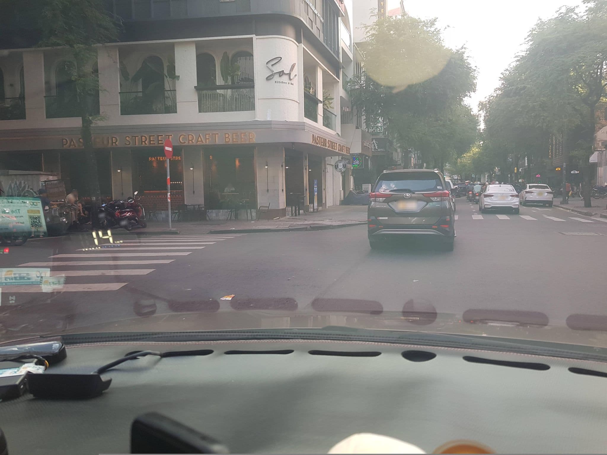 Street view near Rosa May Hotel (Hong Hac Hotel), Quận Ba — © bemaps1 (CC BY-SA · Mapillary)