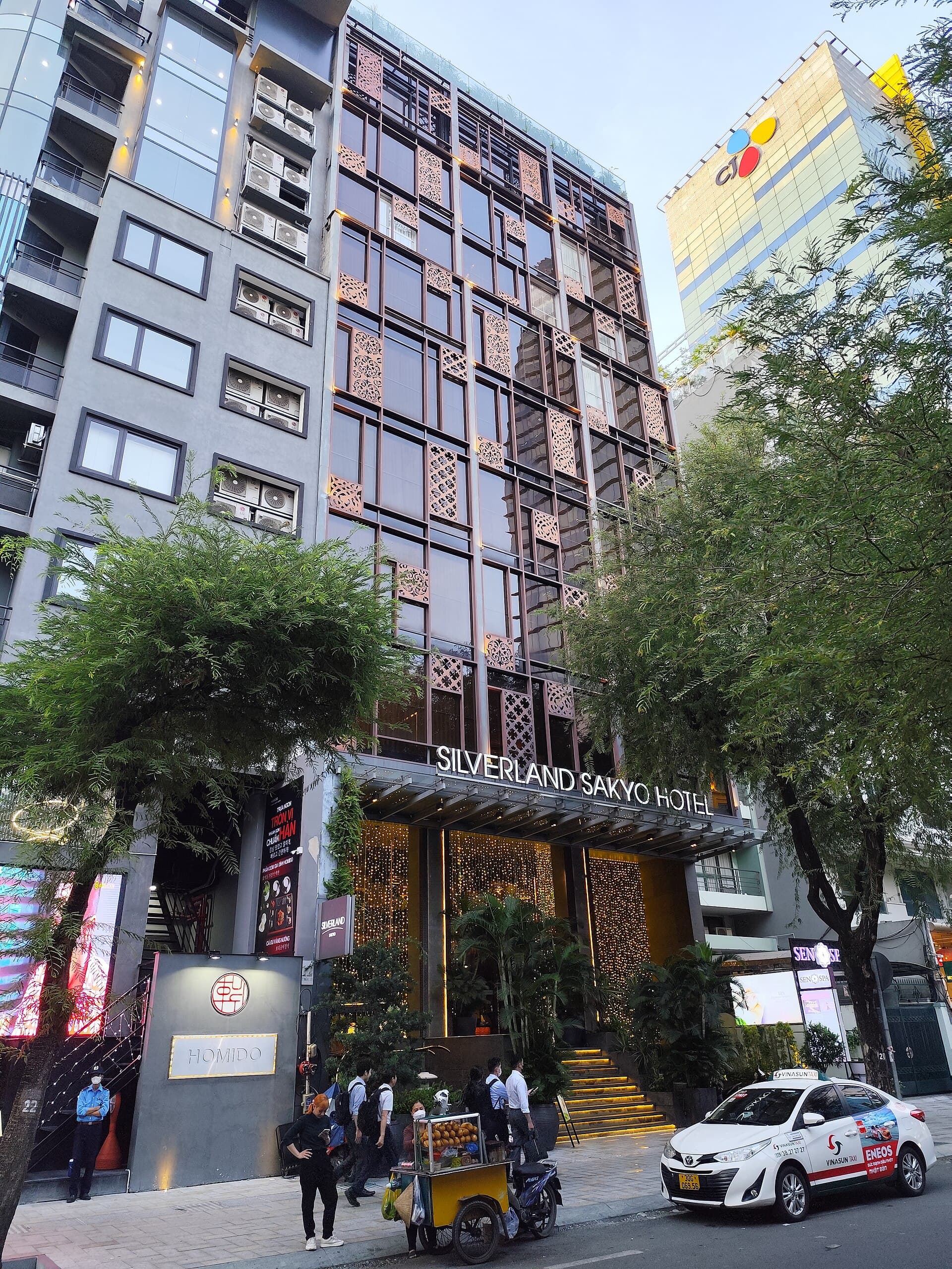 Silverland Sakyo Hotel & Spa (via Wikimedia Commons, CC BY 4.0)