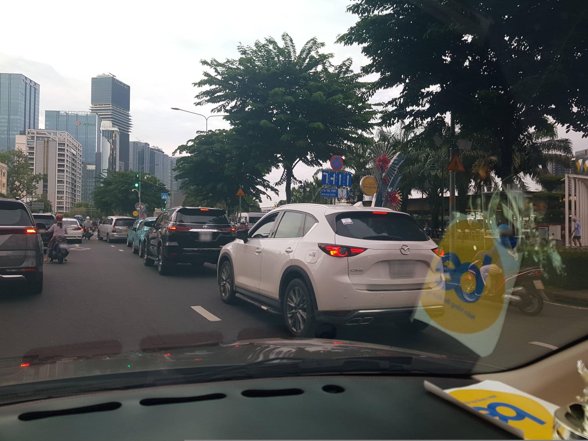 Street view near Renaissance Riverside Hotel Saigon (7th Floor), Quận Bốn — © bemaps1 (CC BY-SA · Mapillary)