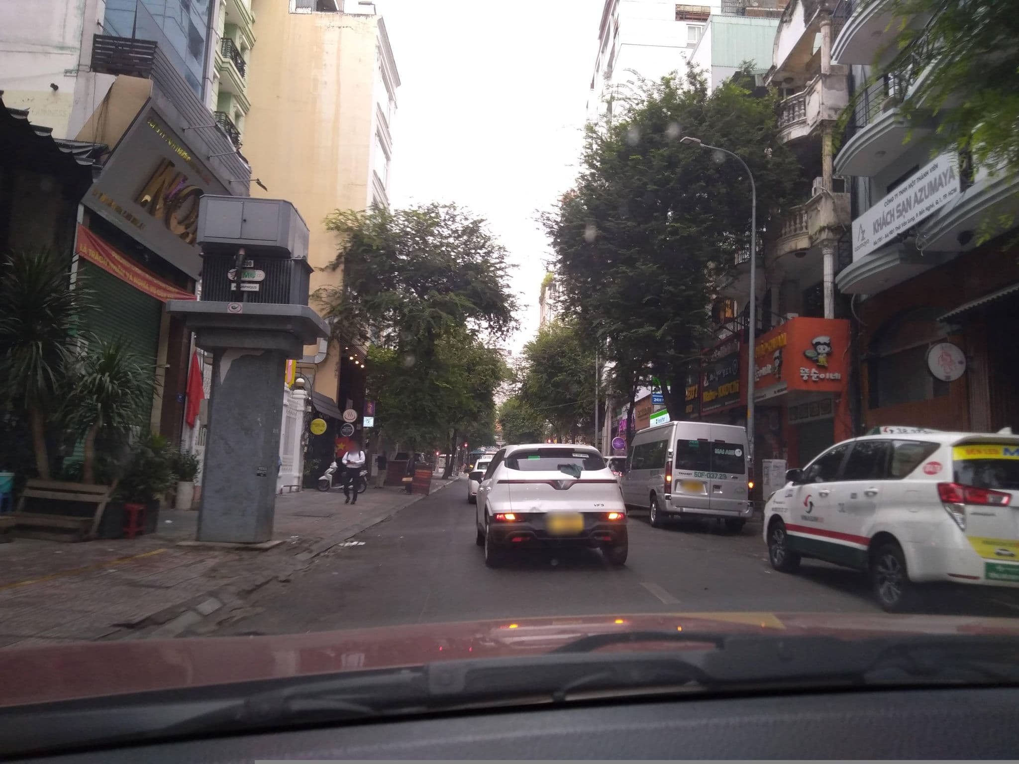 Street view near Anh Minh Hotel, Quận Bốn — © sg_front_1 (CC BY-SA · Mapillary)