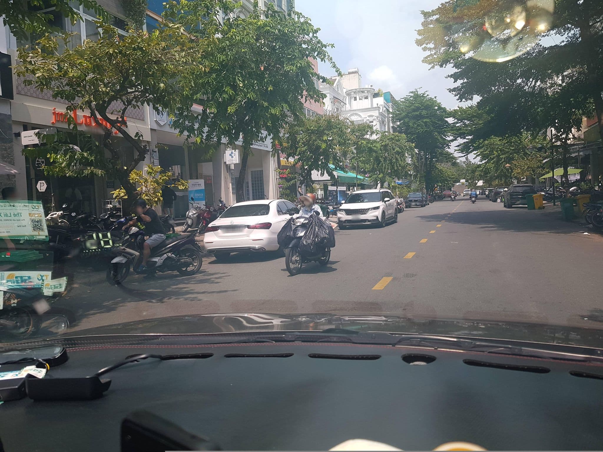 Street view near Queen Bee, Quận Bốn — © bemaps1 (CC BY-SA · Mapillary)