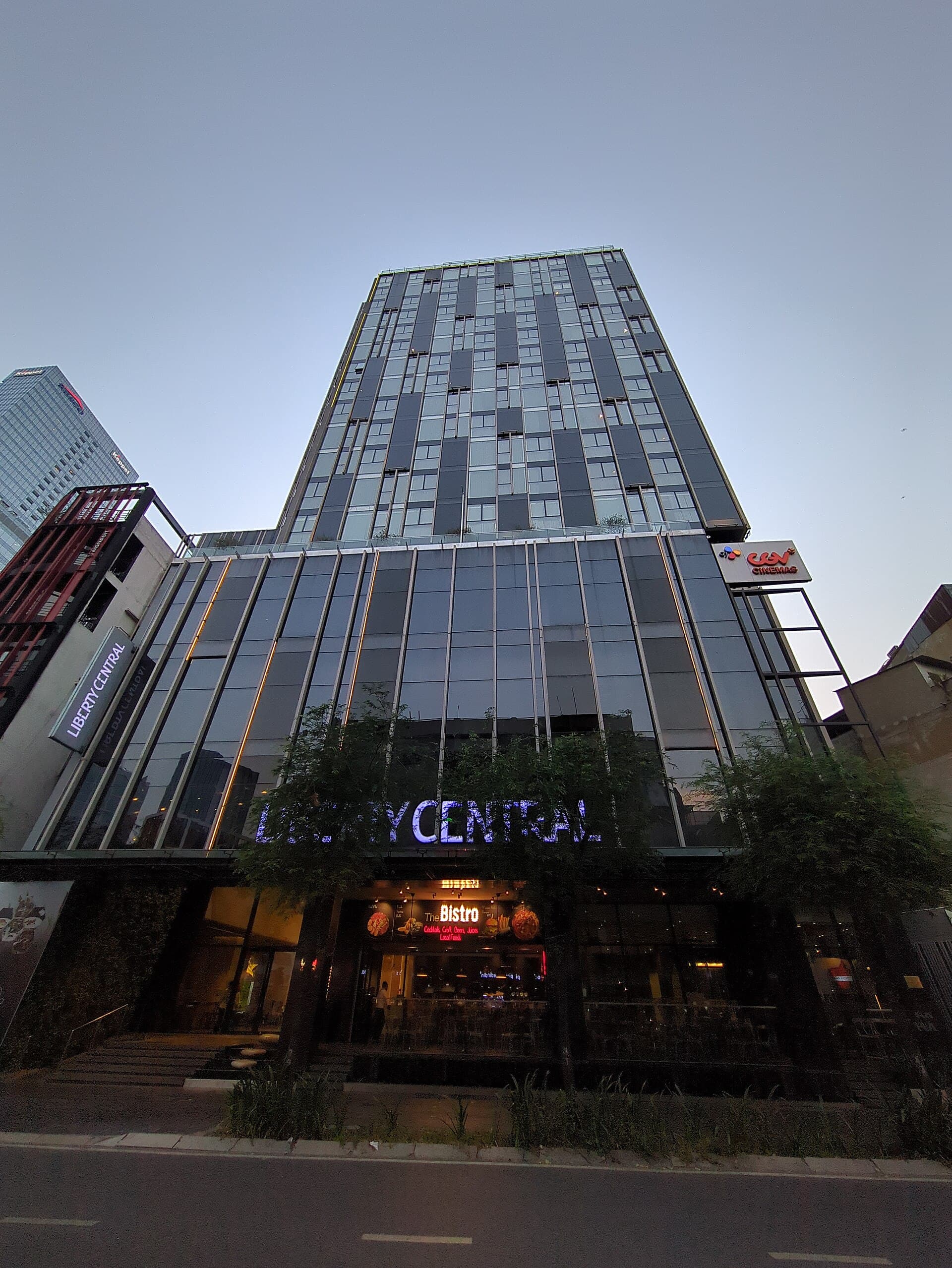 Liberty Central Saigon Citypoint Hotel (via Wikimedia Commons, CC BY-SA 4.0)