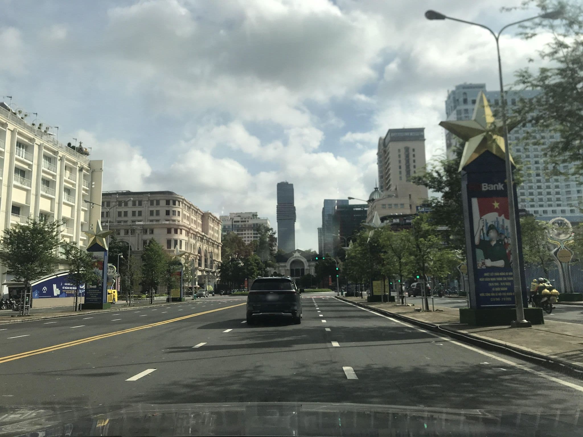 Street view near Văn Hoá khách sạn, Quận Bốn — © sg_front_3 (CC BY-SA · Mapillary)