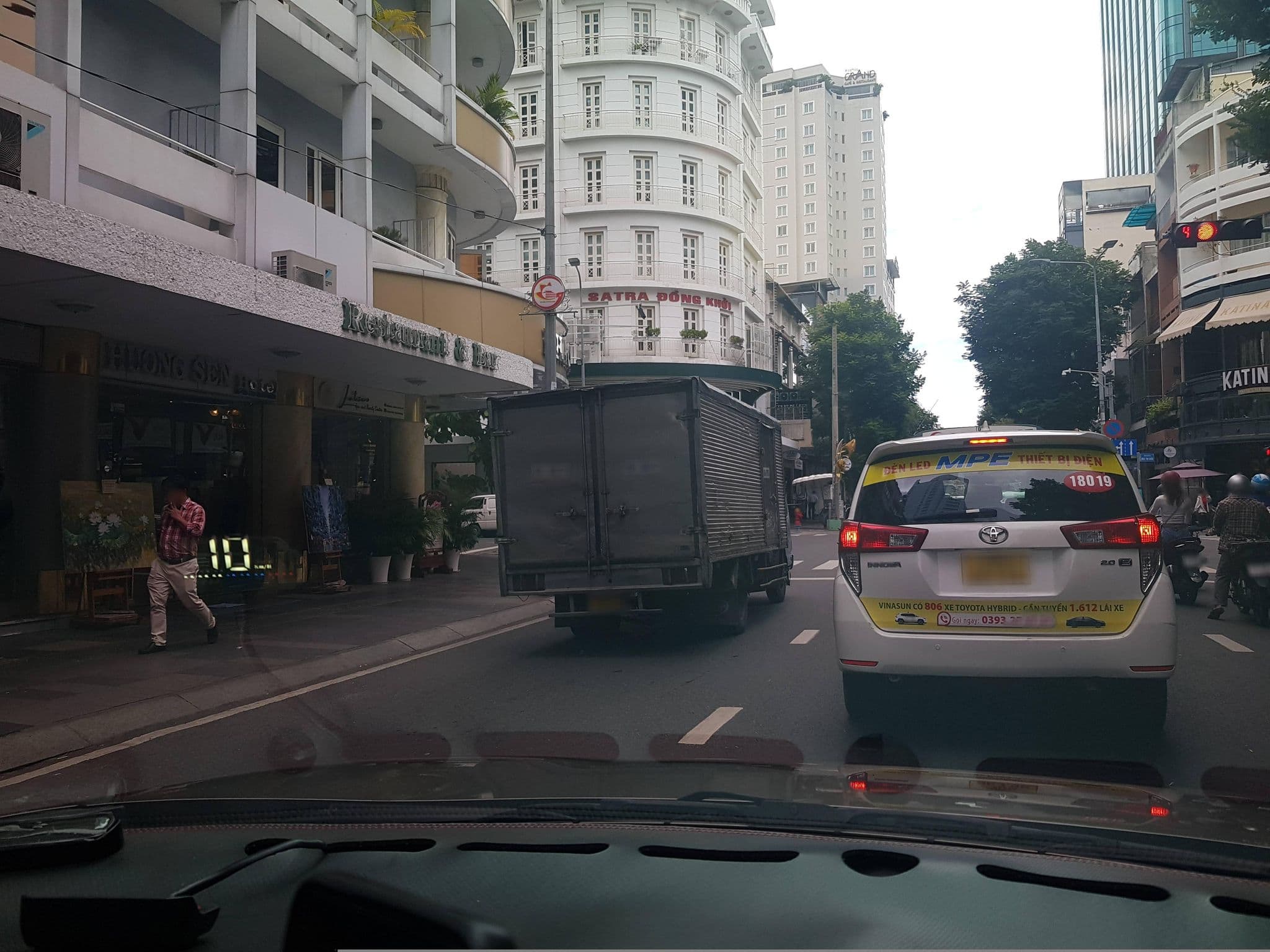 Street view near Catina Saigon Hotel, Quận Bốn — © bemaps1 (CC BY-SA · Mapillary)