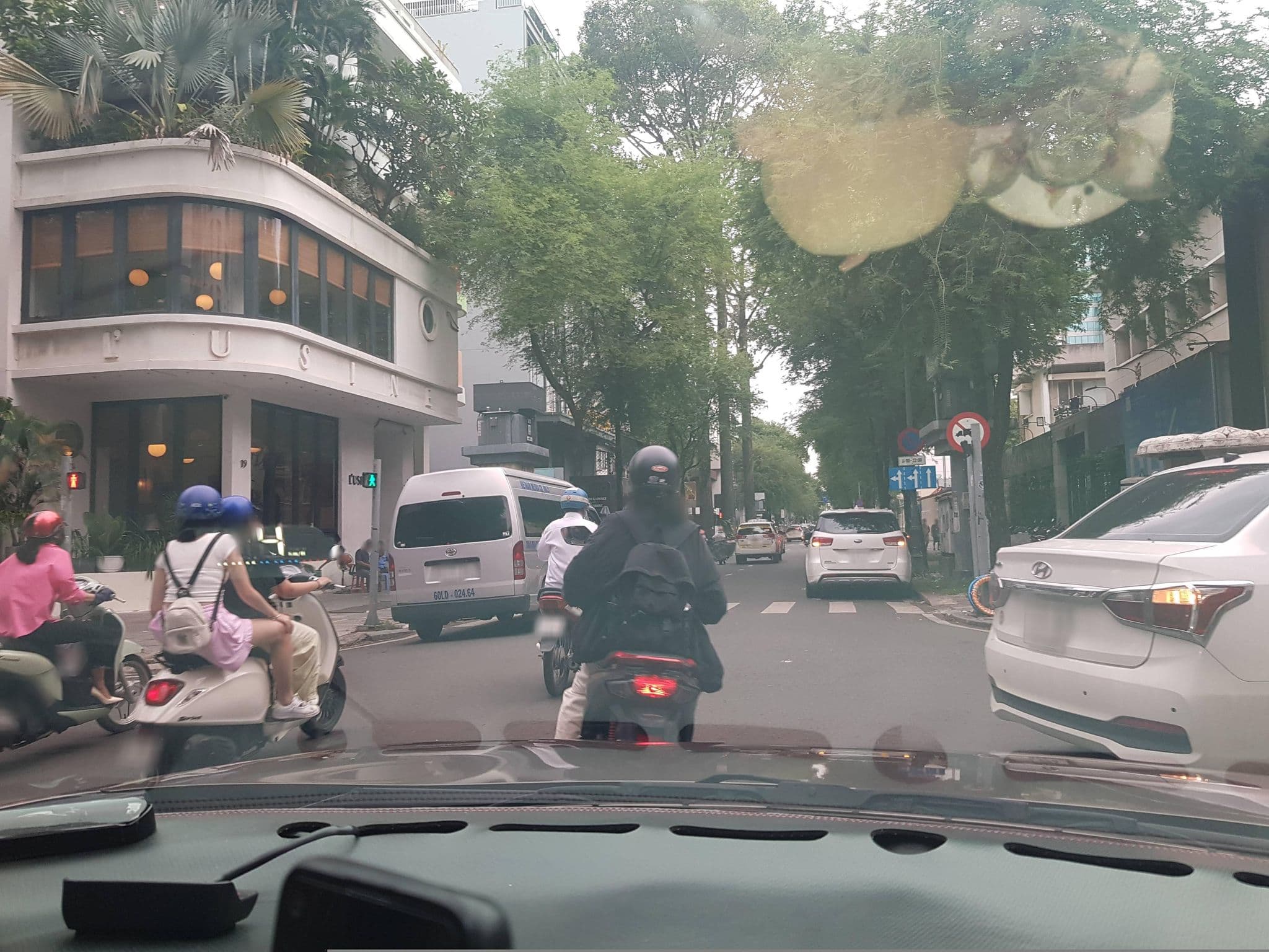 Street view near Thu Huong Guest House, Quận Bốn — © bemaps1 (CC BY-SA · Mapillary)
