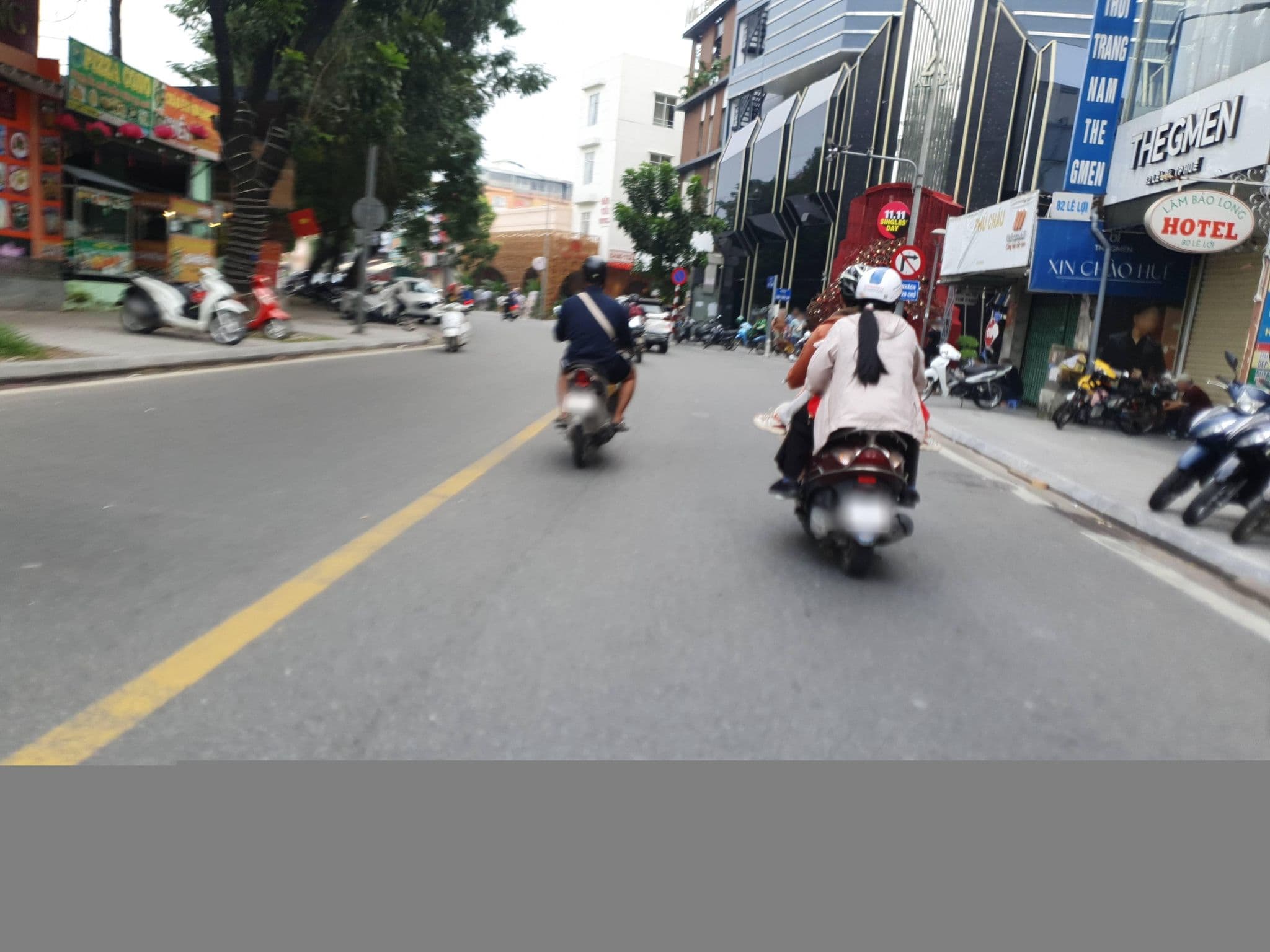 Street view near Lam Bao Long Hotel Hue, Huế — © russmcd (CC BY-SA · Mapillary)