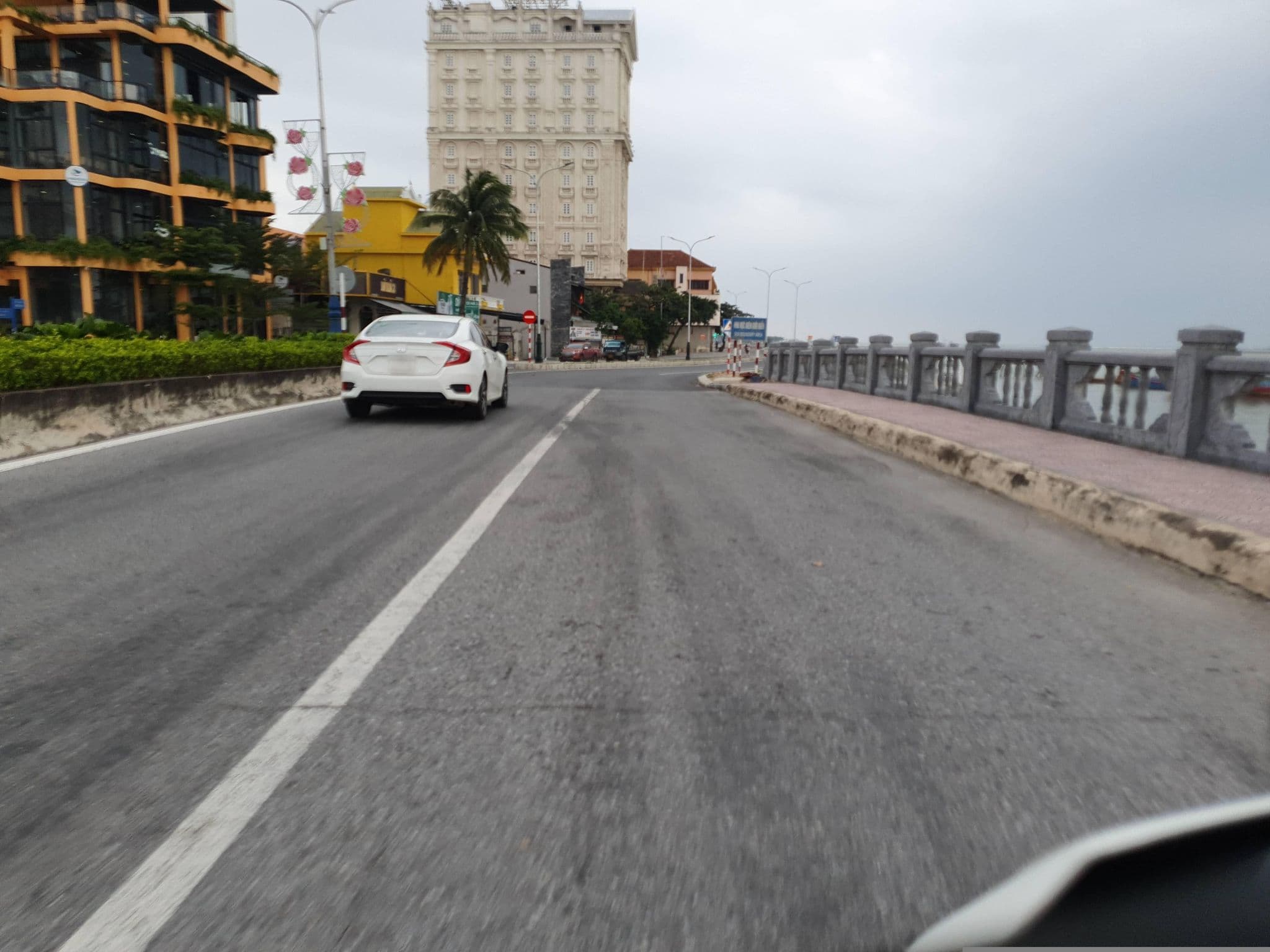 Street view near Khách Sạn Hoàn Mỹ, Đồng Hới — © russmcd (CC BY-SA · Mapillary)