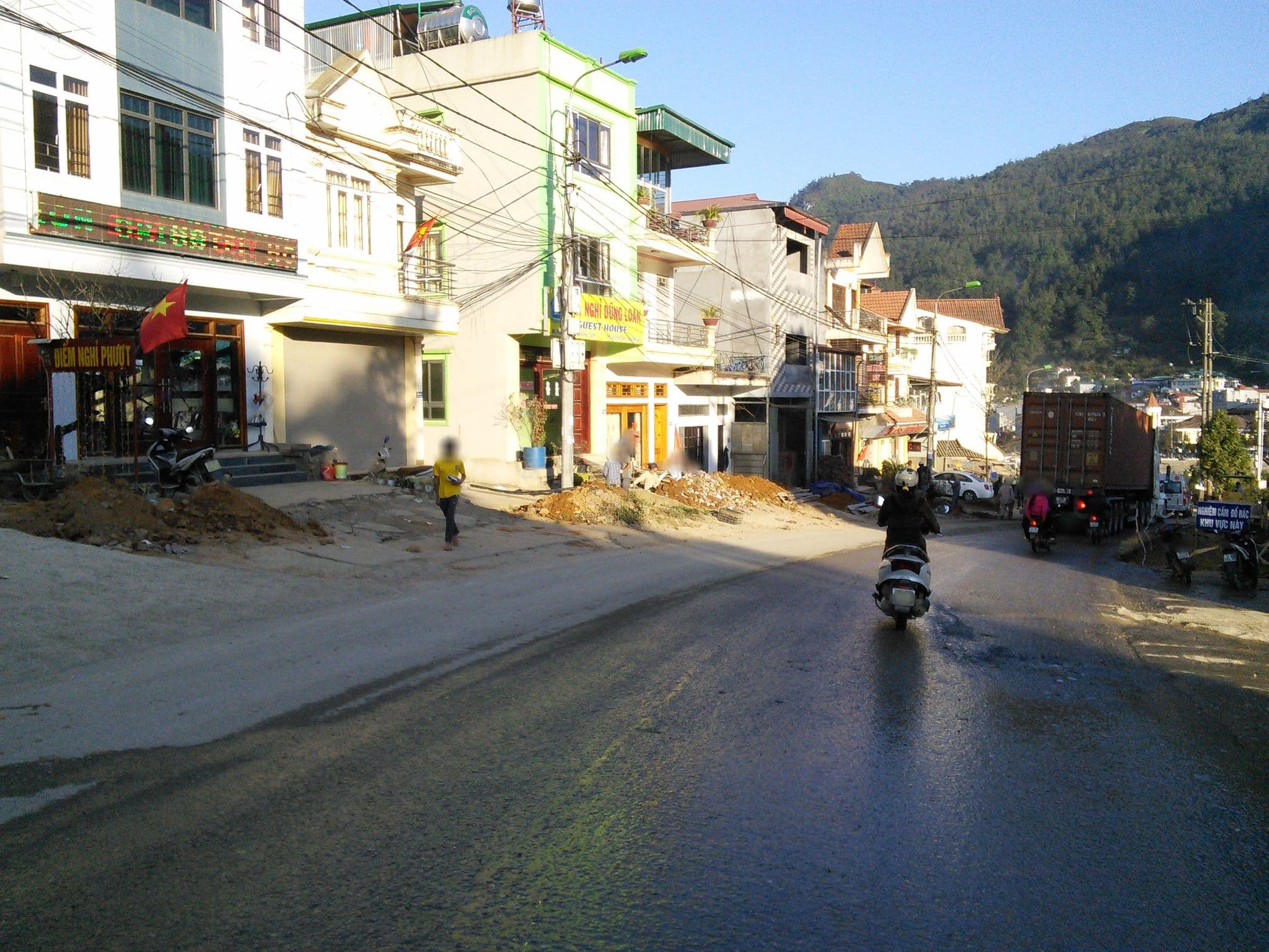 Street view near Sapa Village Hotel, Sa Pa — © mcmayer (CC BY-SA · Mapillary)