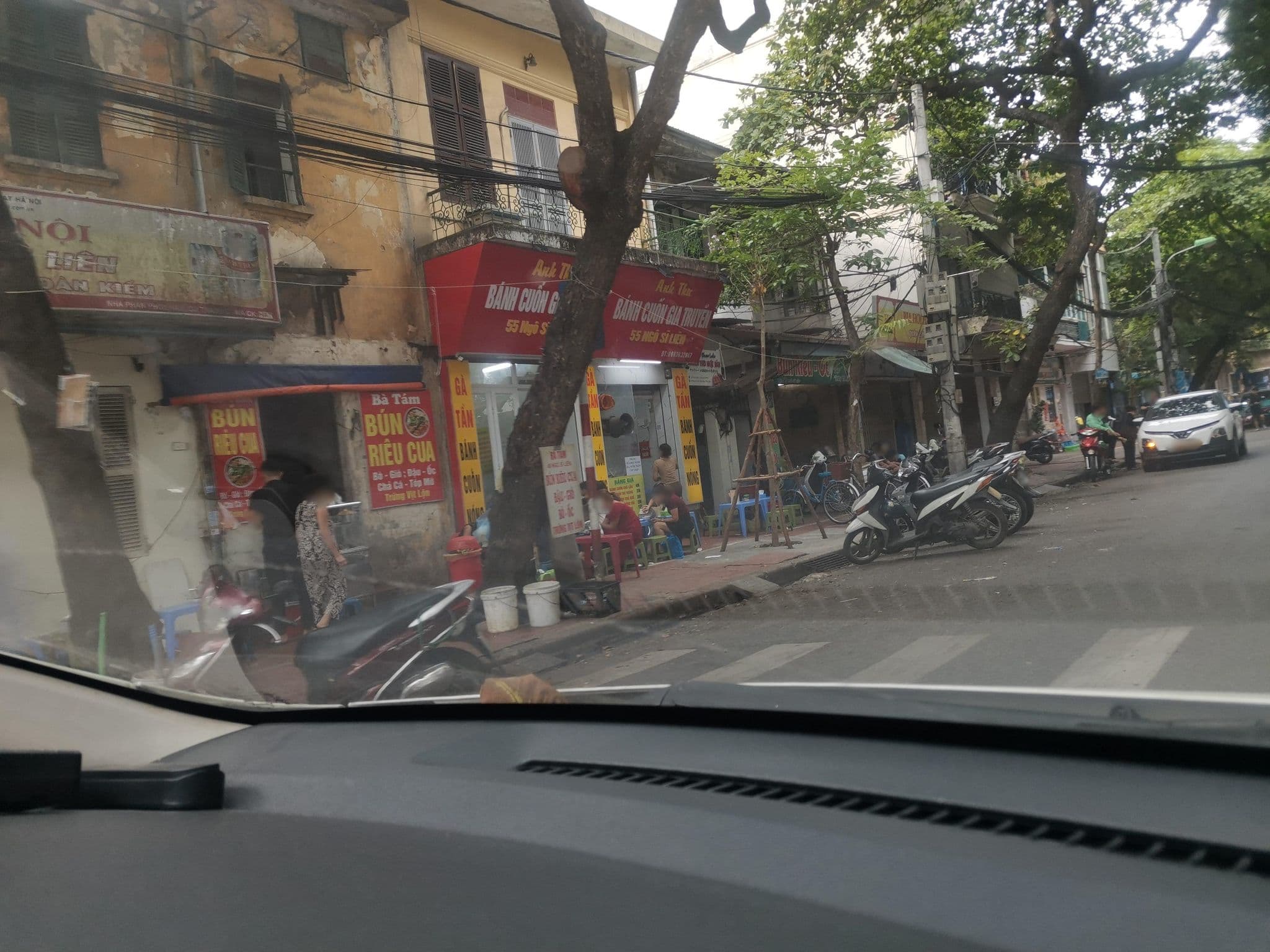 Street view near De La Seine Hotel, Hanoi — © hn_left_2 (CC BY-SA · Mapillary)