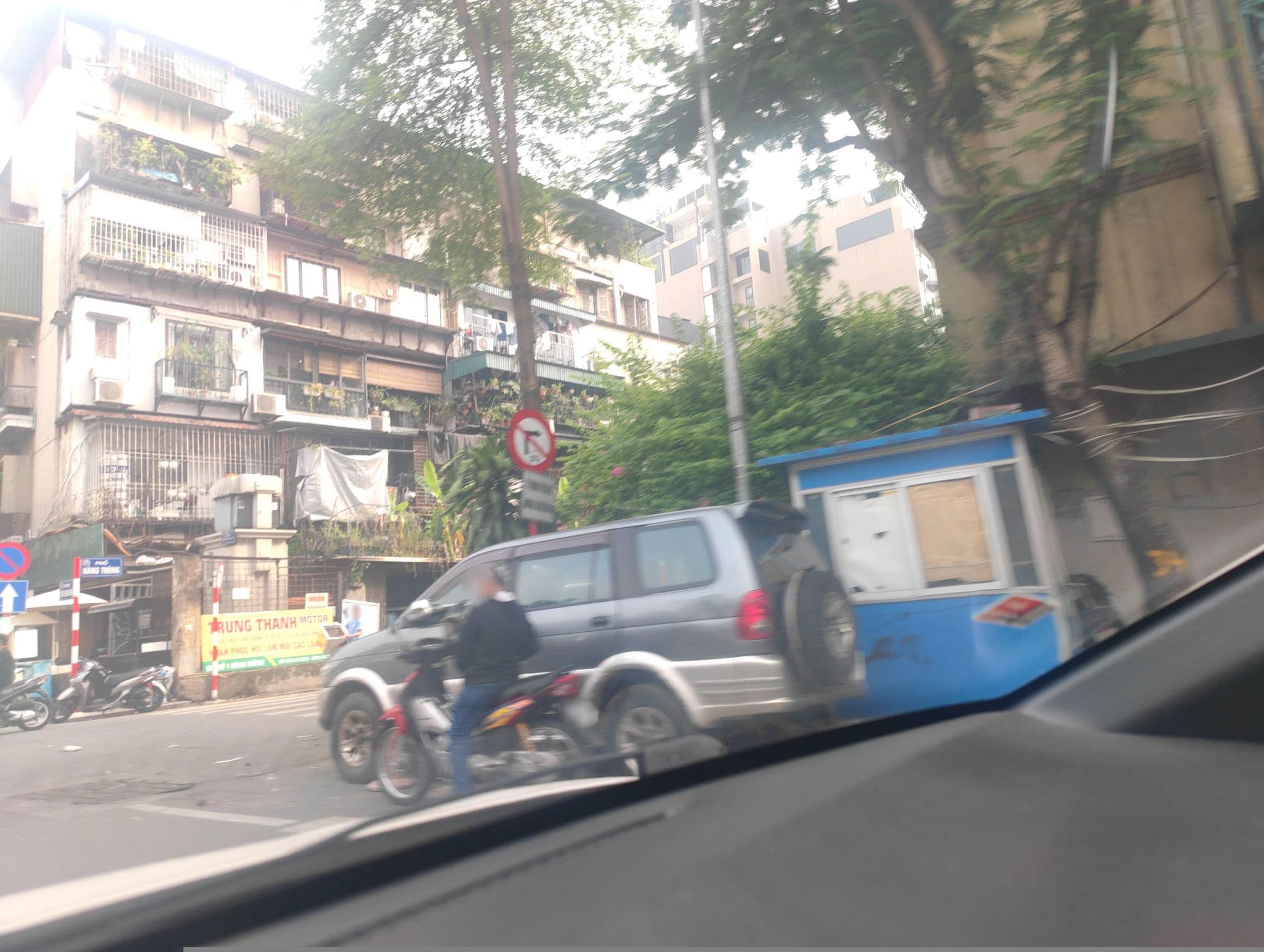 Street view near Oriental Central Hotel, Hoàn Kiếm — © hn_right_2 (CC BY-SA · Mapillary)
