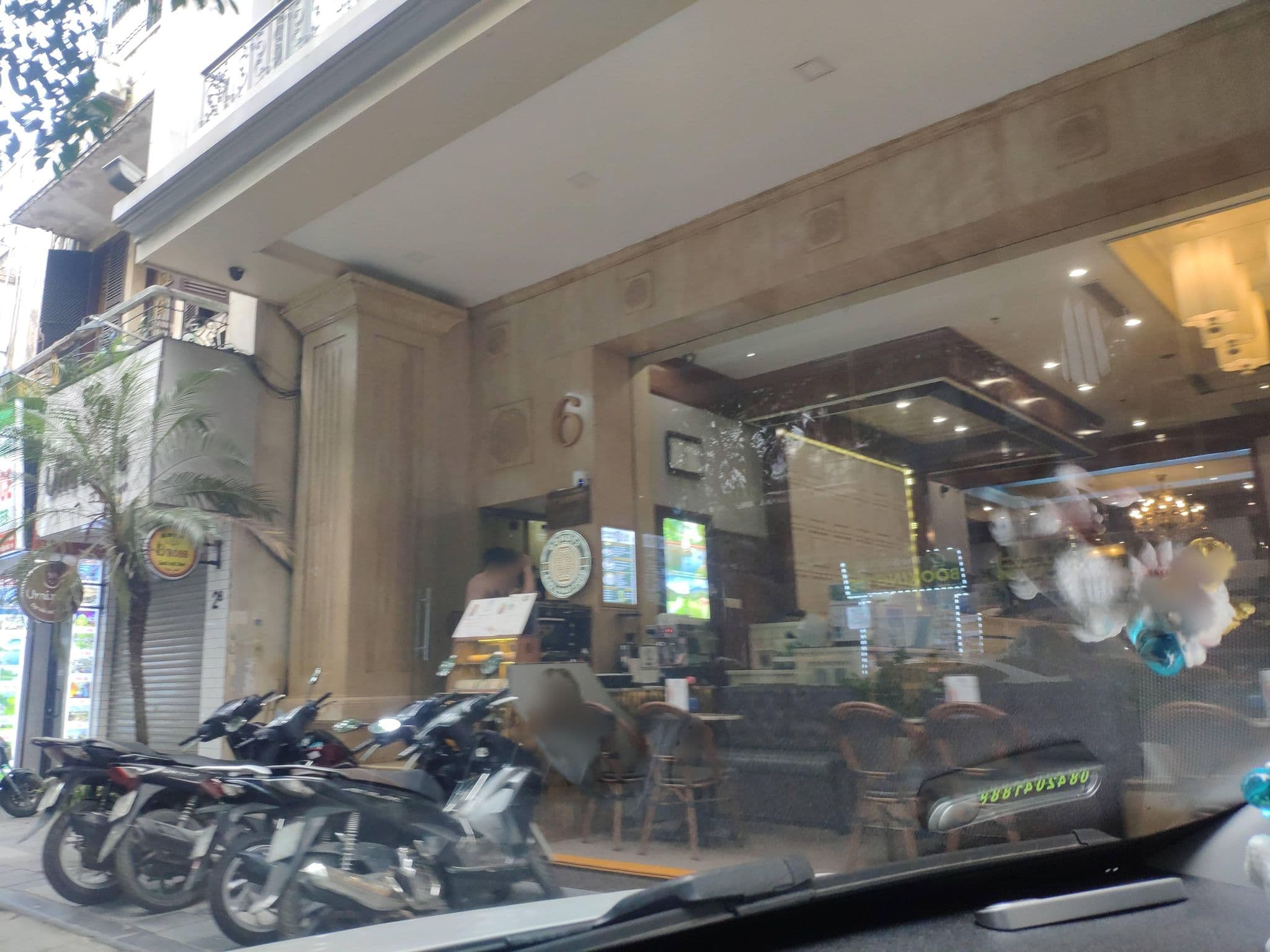 Street view near Hotel Du Lac, Hoàn Kiếm — © hn_right_1 (CC BY-SA · Mapillary)