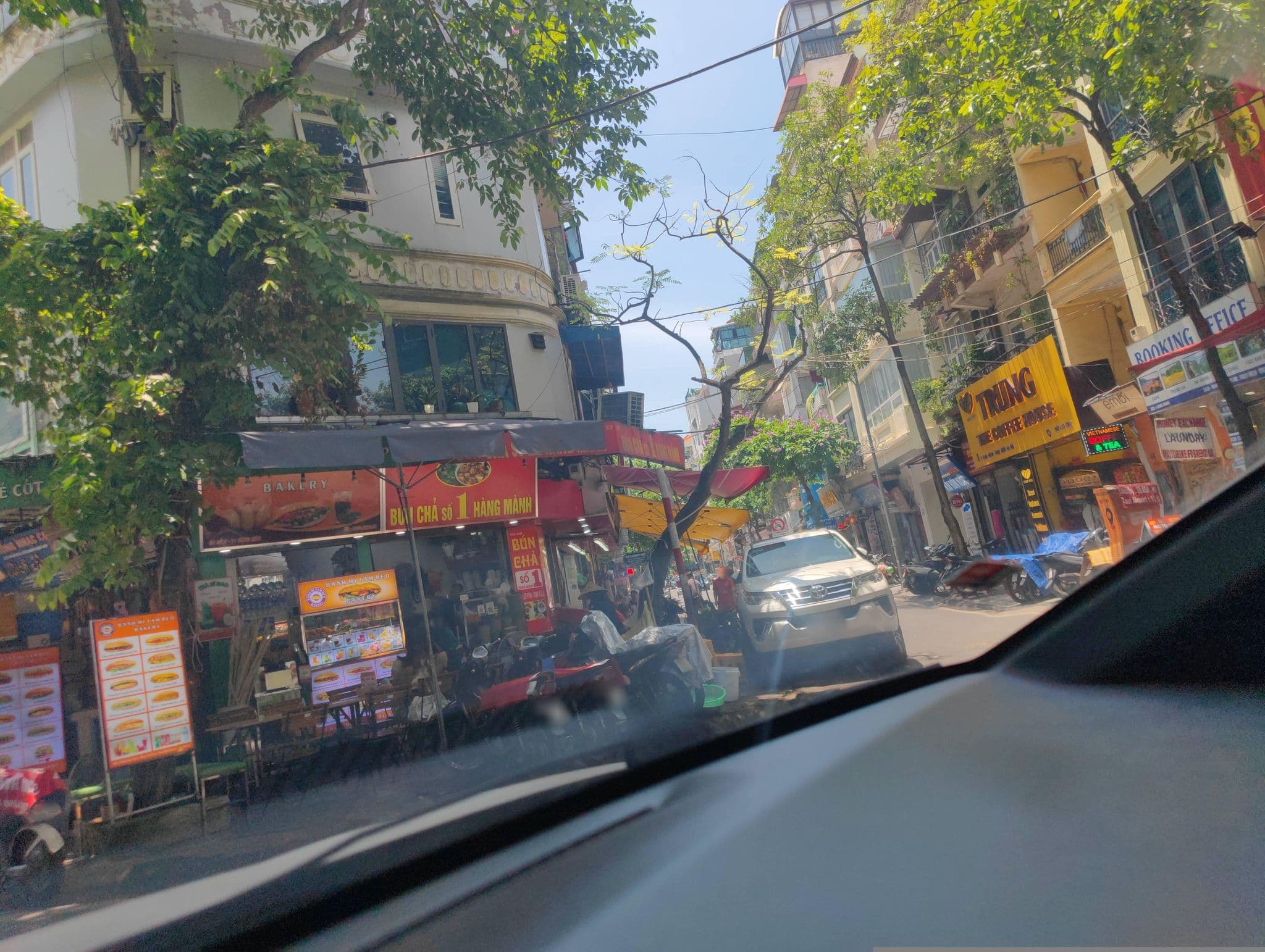 Street view near Golden Moon Suite Hotel, Hoàn Kiếm — © hn_right_2 (CC BY-SA · Mapillary)