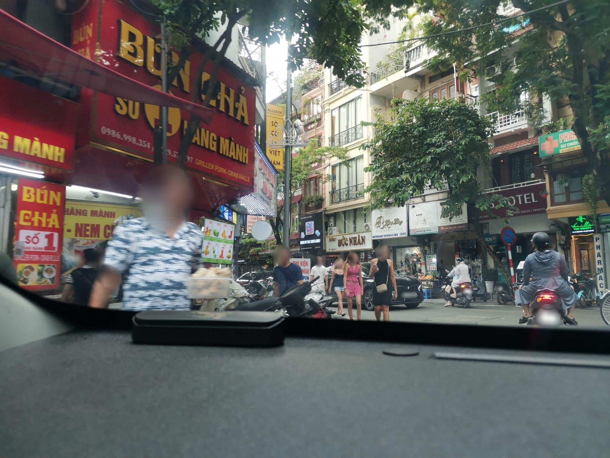 Street view near Hanoi Ocean Hotel, Hoàn Kiếm — © hn_left_2 (CC BY-SA · Mapillary)