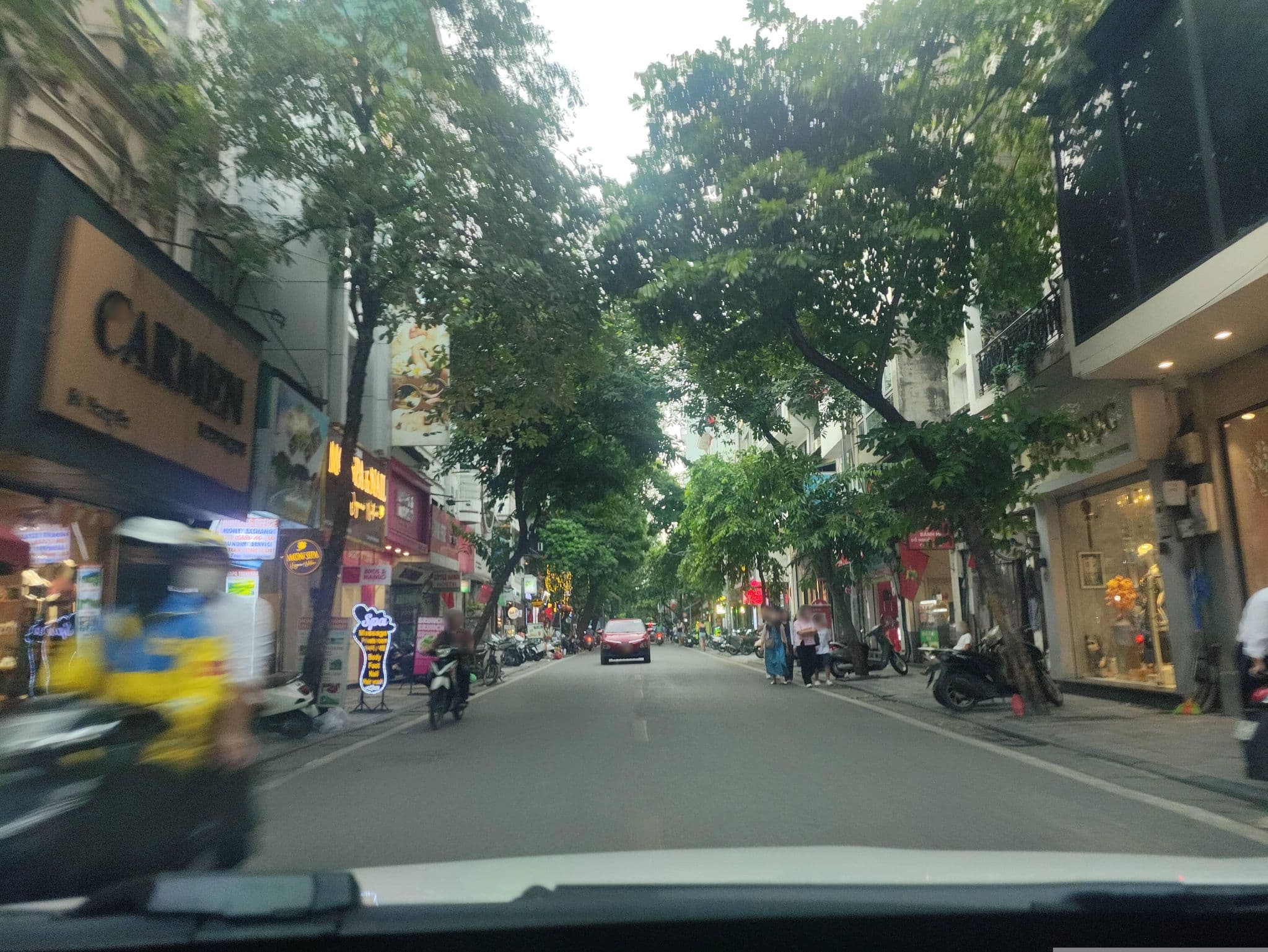 Street view near Vinpearl Hotel, Hoàn Kiếm — © hn_right_1 (CC BY-SA · Mapillary)
