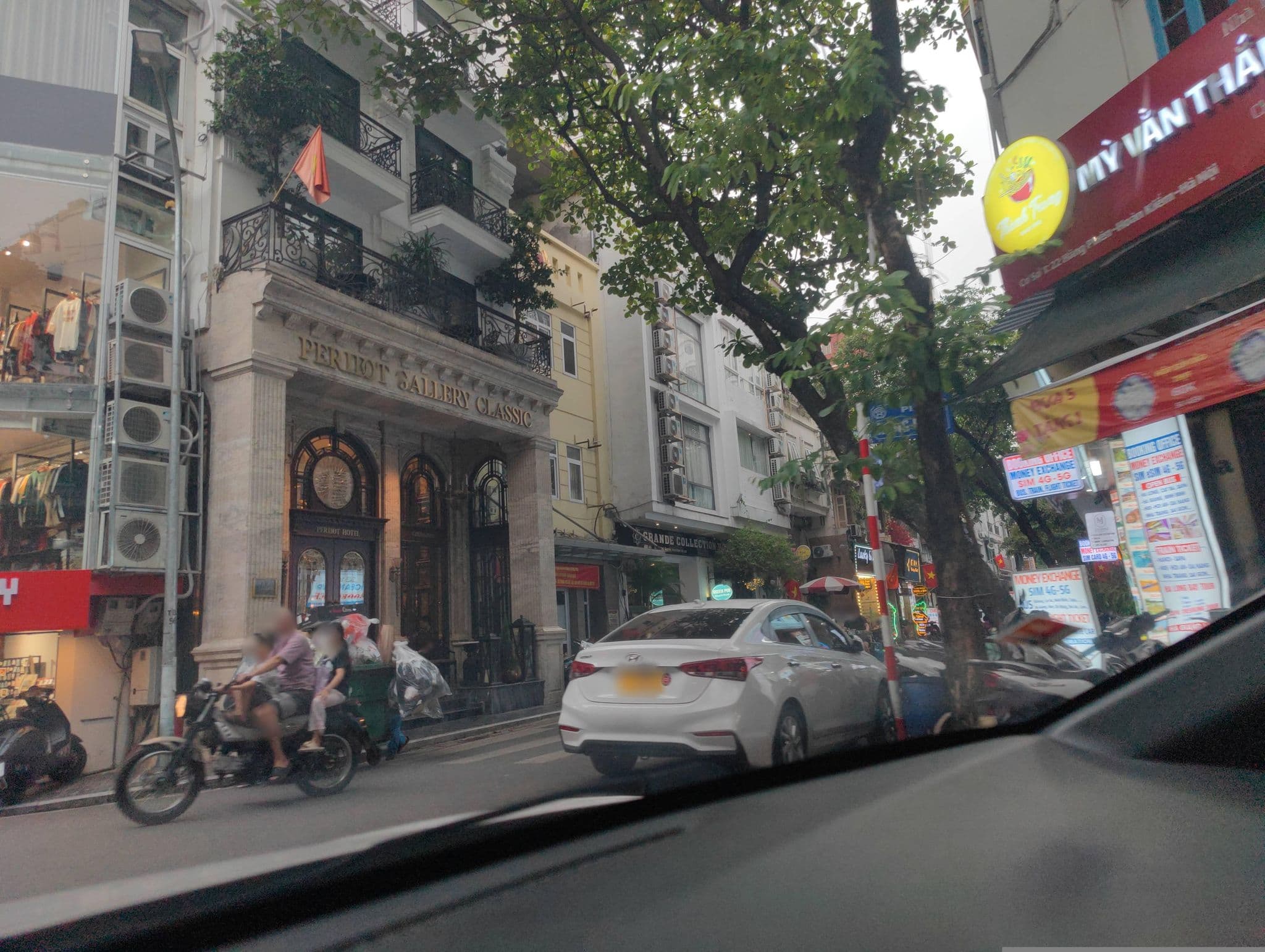 Street view near Peridot Grand Luxury Boutique Hotel, Hoàn Kiếm — © hn_right_2 (CC BY-SA · Mapillary)