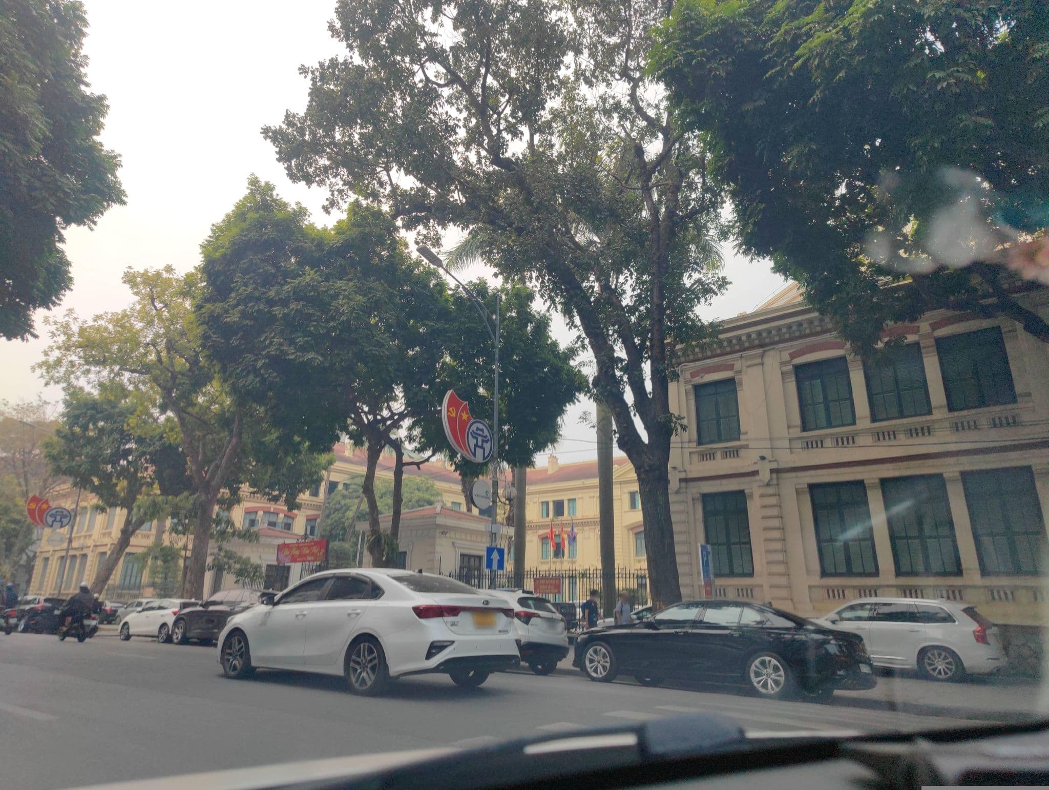 Street view near Sofitel Legend Metropole Hanoi, Hoàn Kiếm — © hn_right_1 (CC BY-SA · Mapillary)