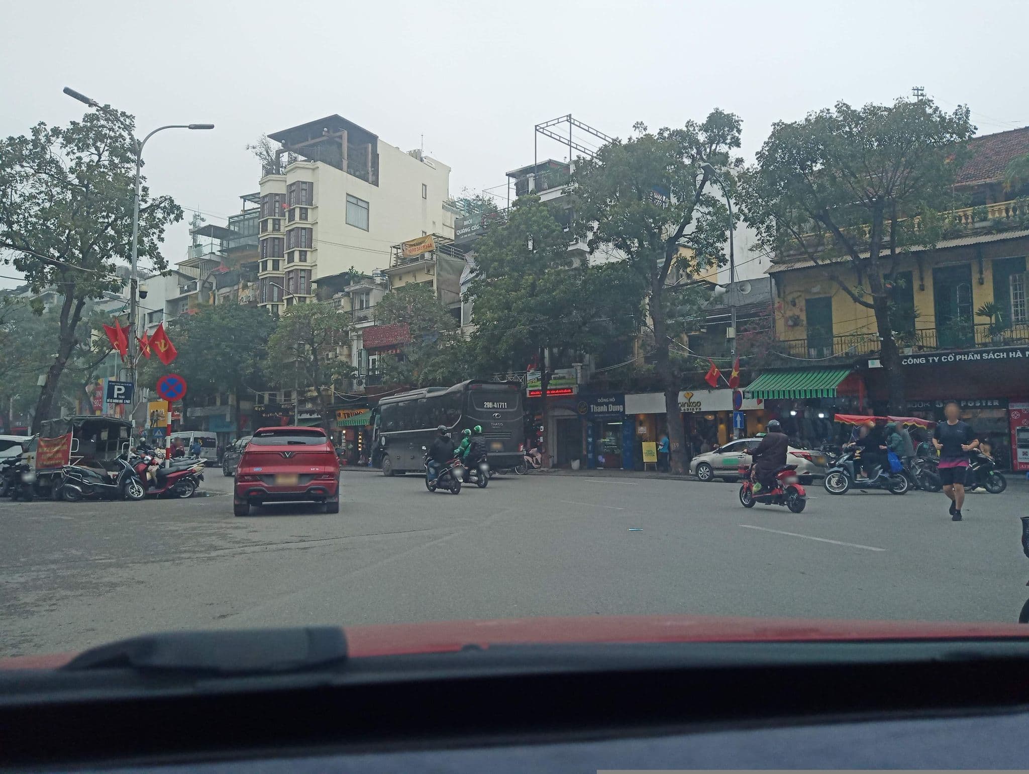 Street view near Thang Long Water Puppet Theatre, Hoàn Kiếm — © hn_front_1 (CC BY-SA · Mapillary)