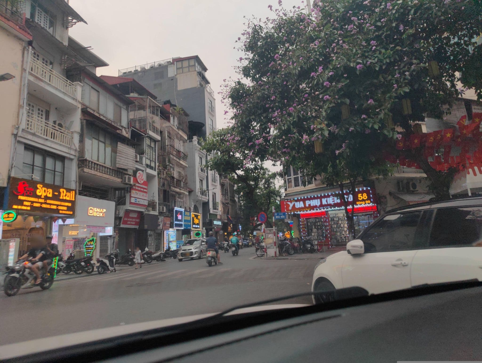 Street view near Golden Palace Hotel, Hoàn Kiếm — © hn_right_2 (CC BY-SA · Mapillary)