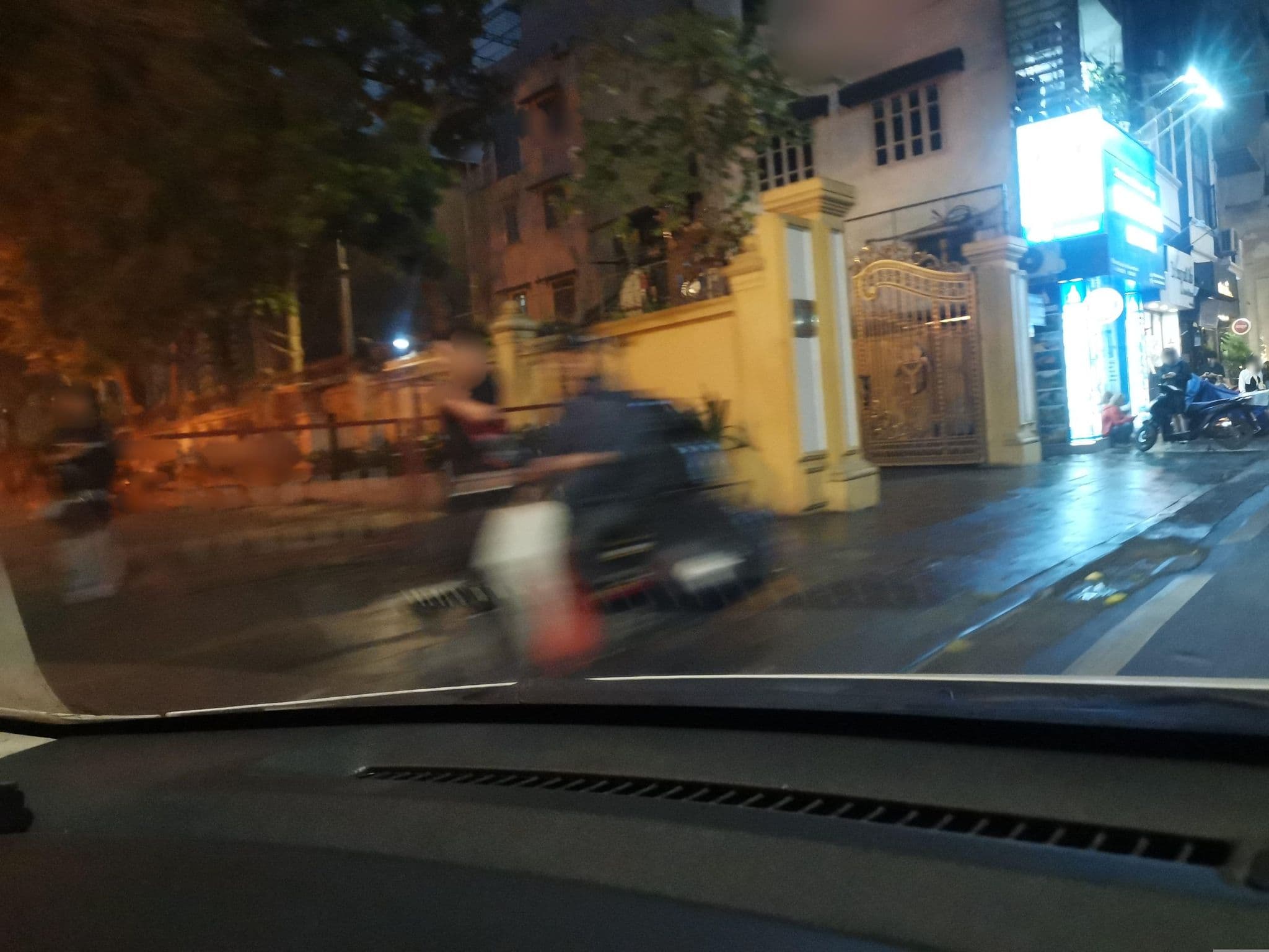 Street view near Bedgasm Hostel, Hoàn Kiếm — © hn_left_2 (CC BY-SA · Mapillary)