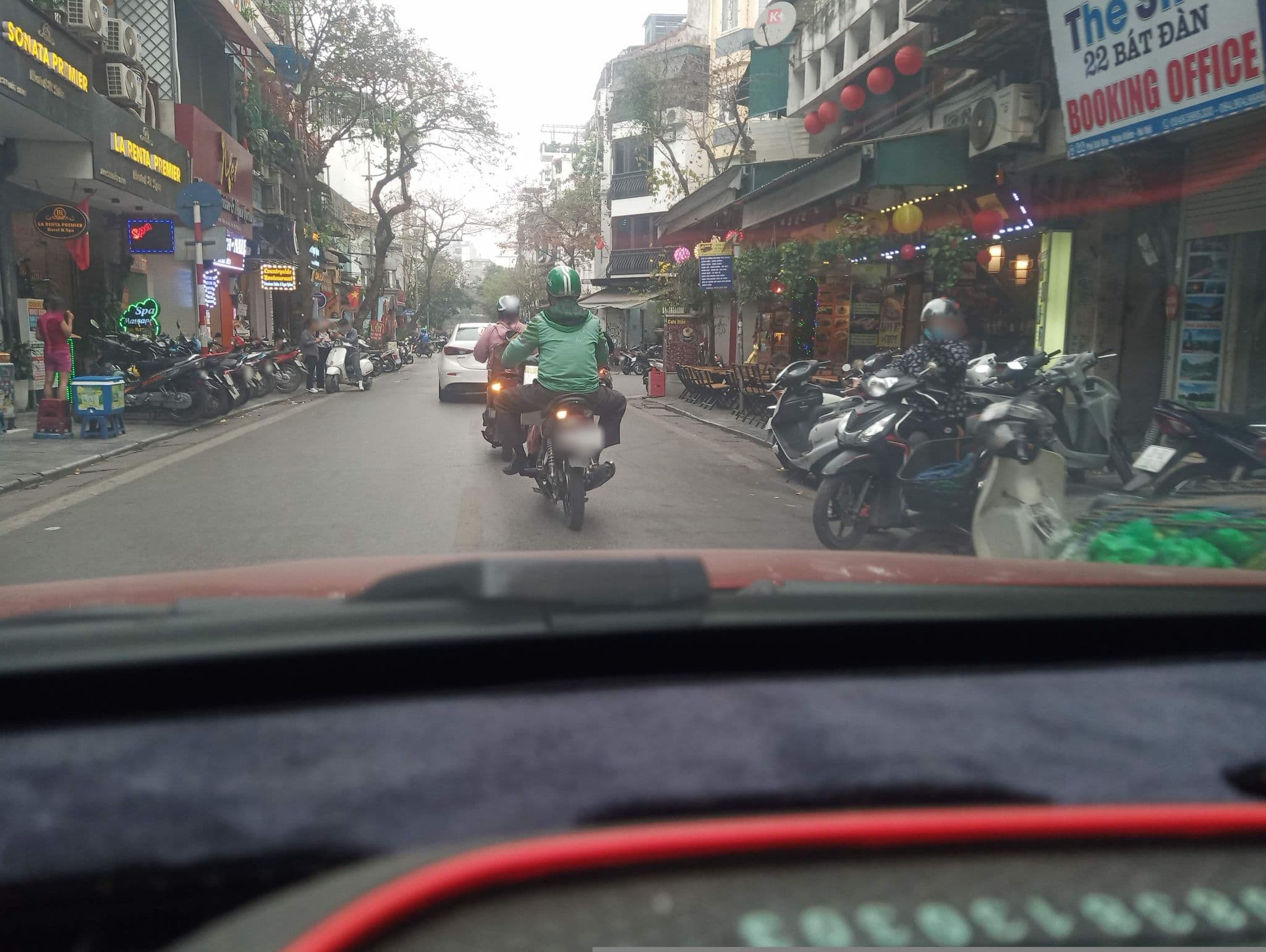 Street view near return hotel, Hoàn Kiếm — © hn_front_1 (CC BY-SA · Mapillary)