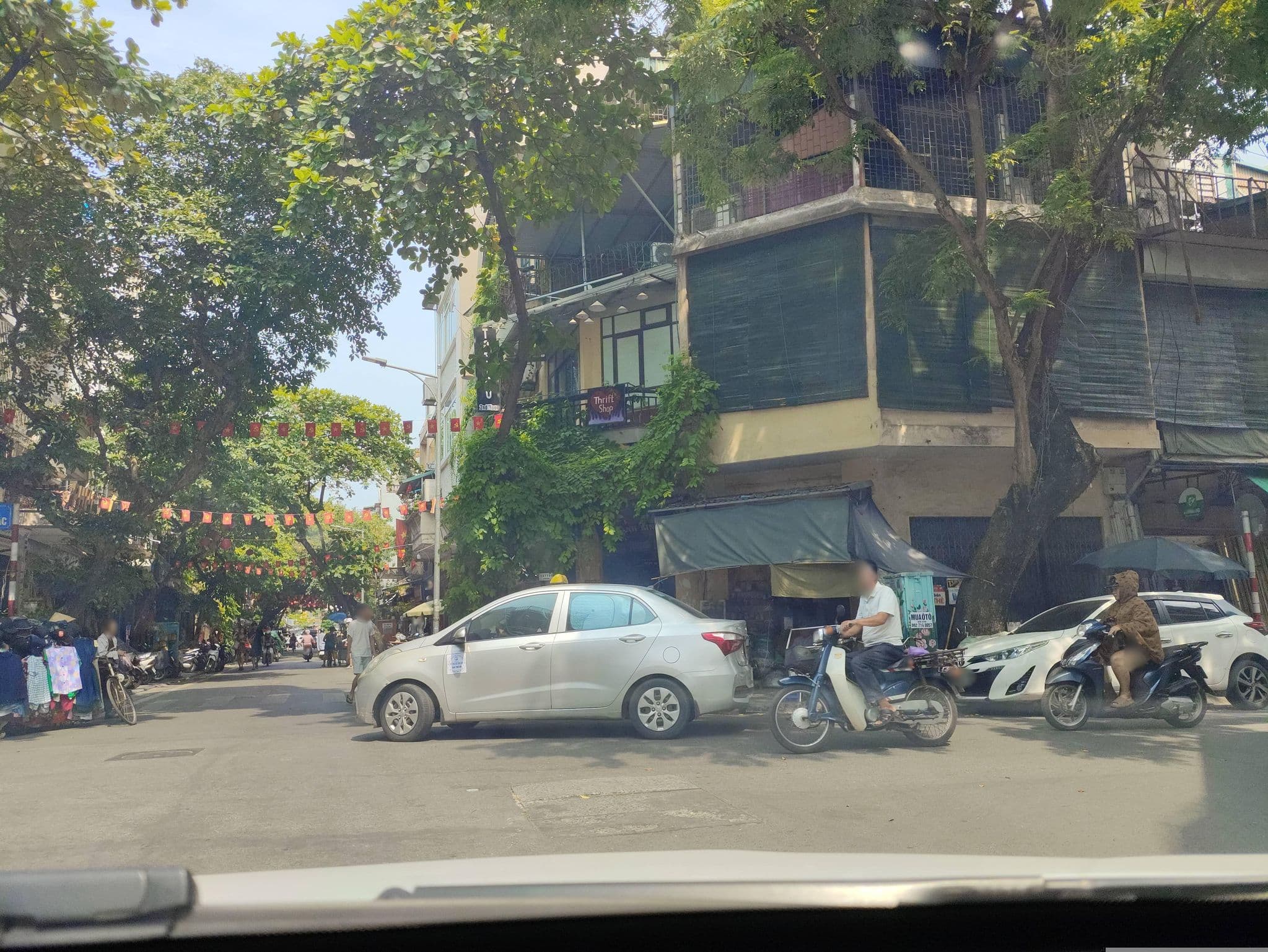 Street view near Hanoi Asia Guest House, Hoàn Kiếm — © hn_right_1 (CC BY-SA · Mapillary)