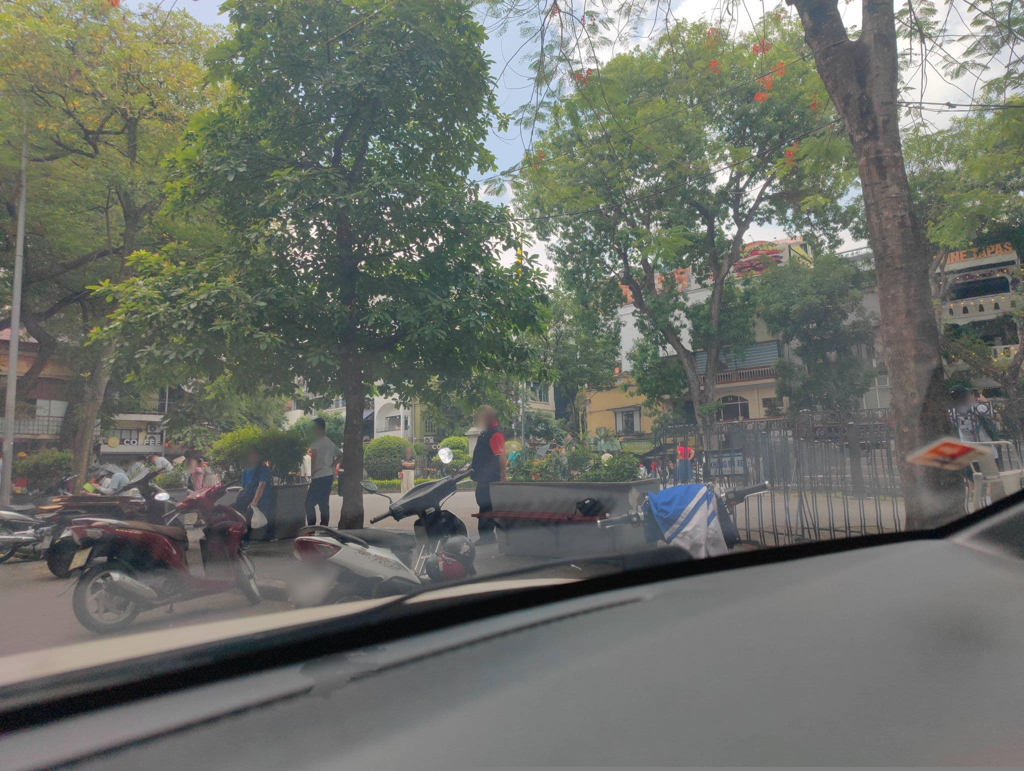 Street view near hanoi hotel, Hoàn Kiếm — © hn_right_2 (CC BY-SA · Mapillary)