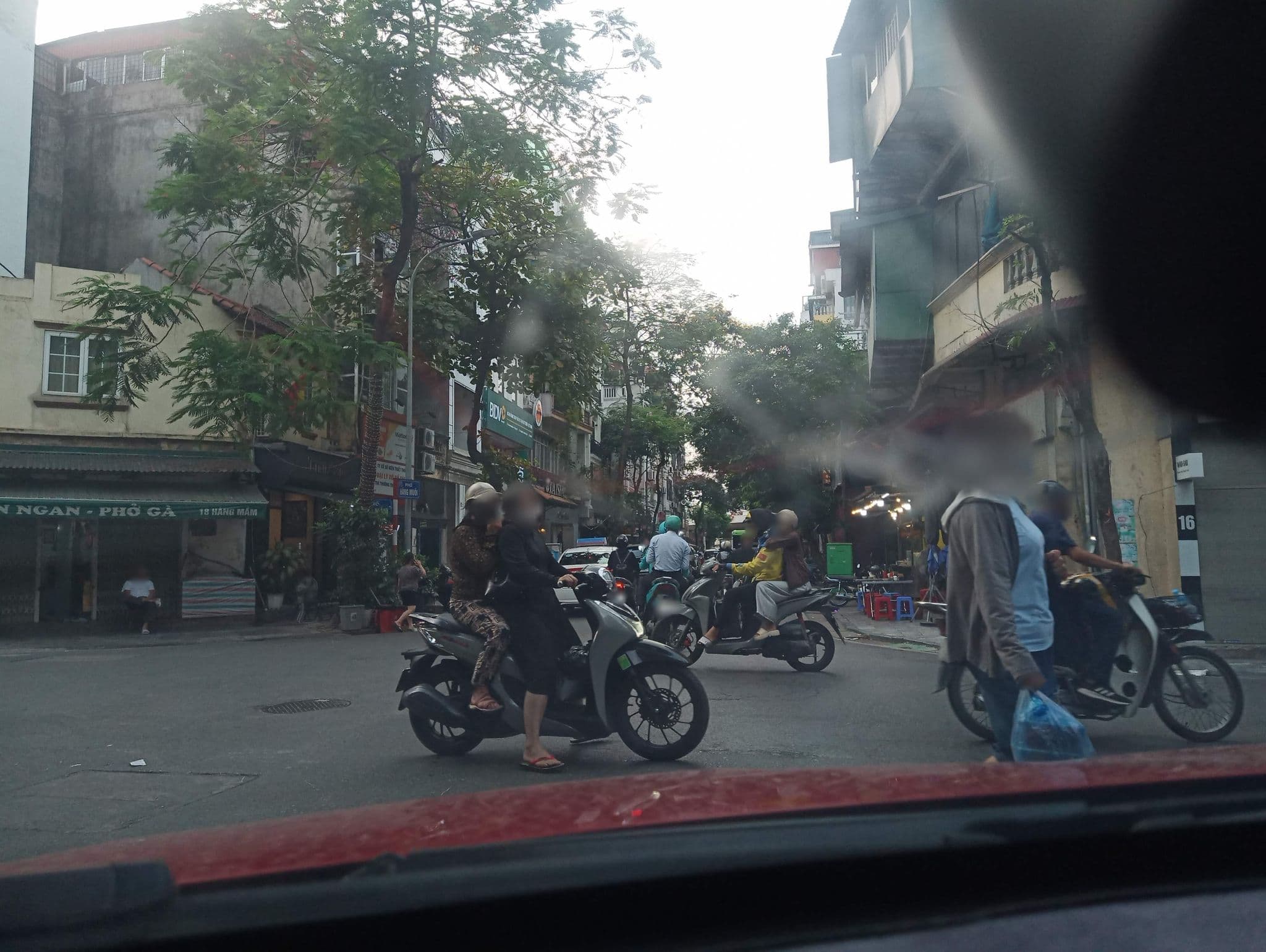Street view near New Hanoi Hotel, Hoàn Kiếm — © hn_front_1 (CC BY-SA · Mapillary)