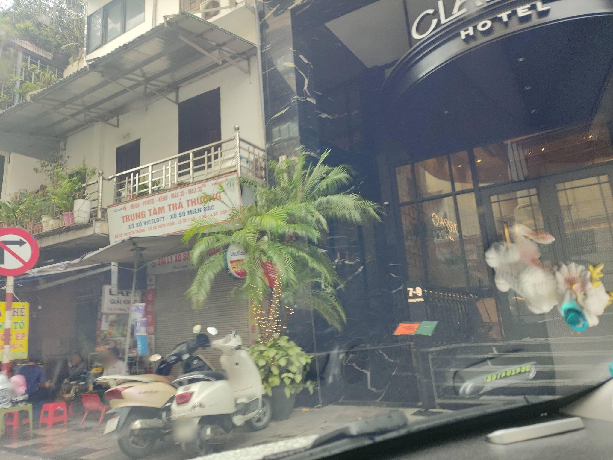 Street view near Royal Hotel, Hoàn Kiếm — © hn_right_1 (CC BY-SA · Mapillary)