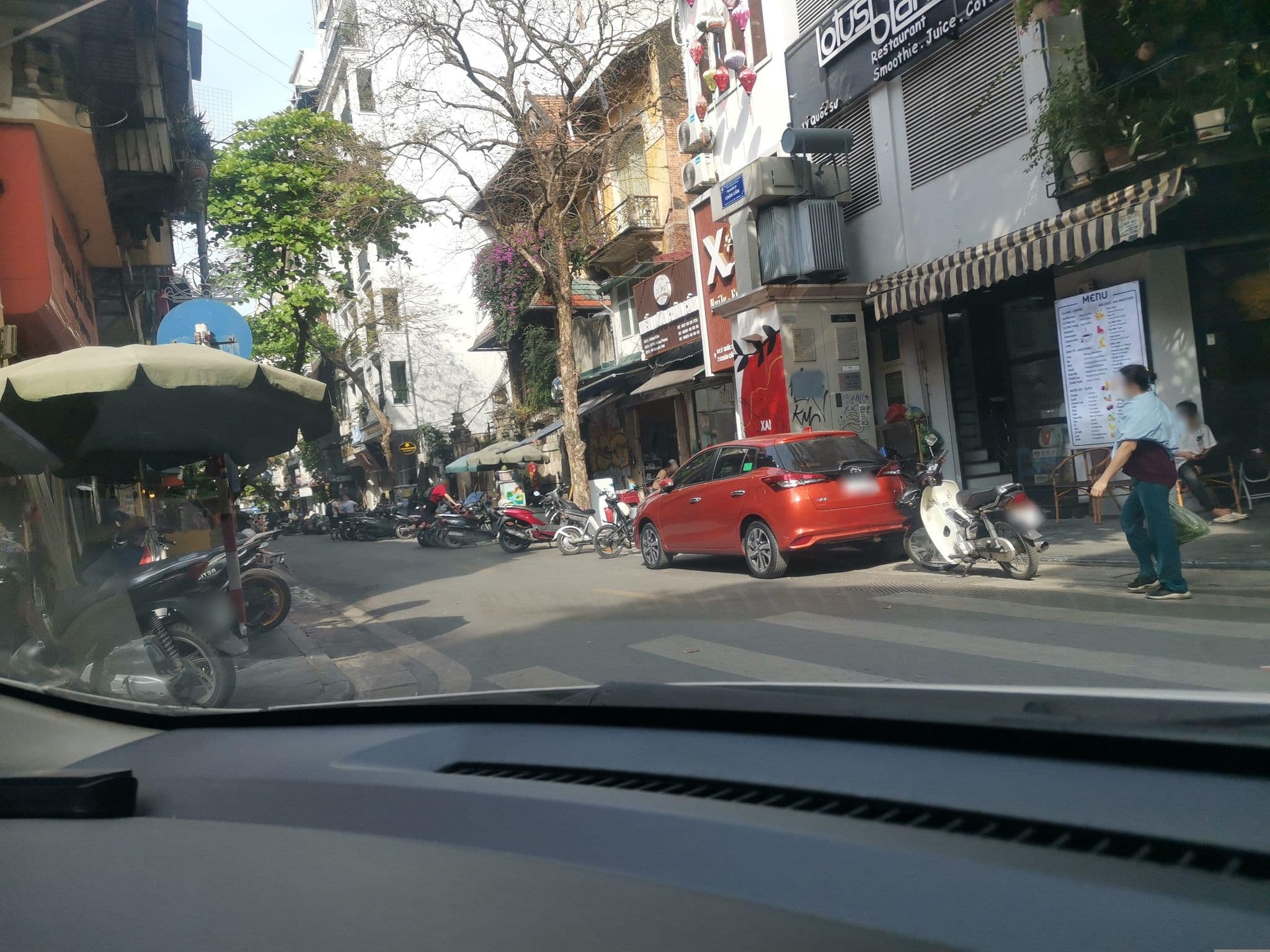 Street view near New Central Backpackers Hostel, Hoàn Kiếm — © hn_left_2 (CC BY-SA · Mapillary)