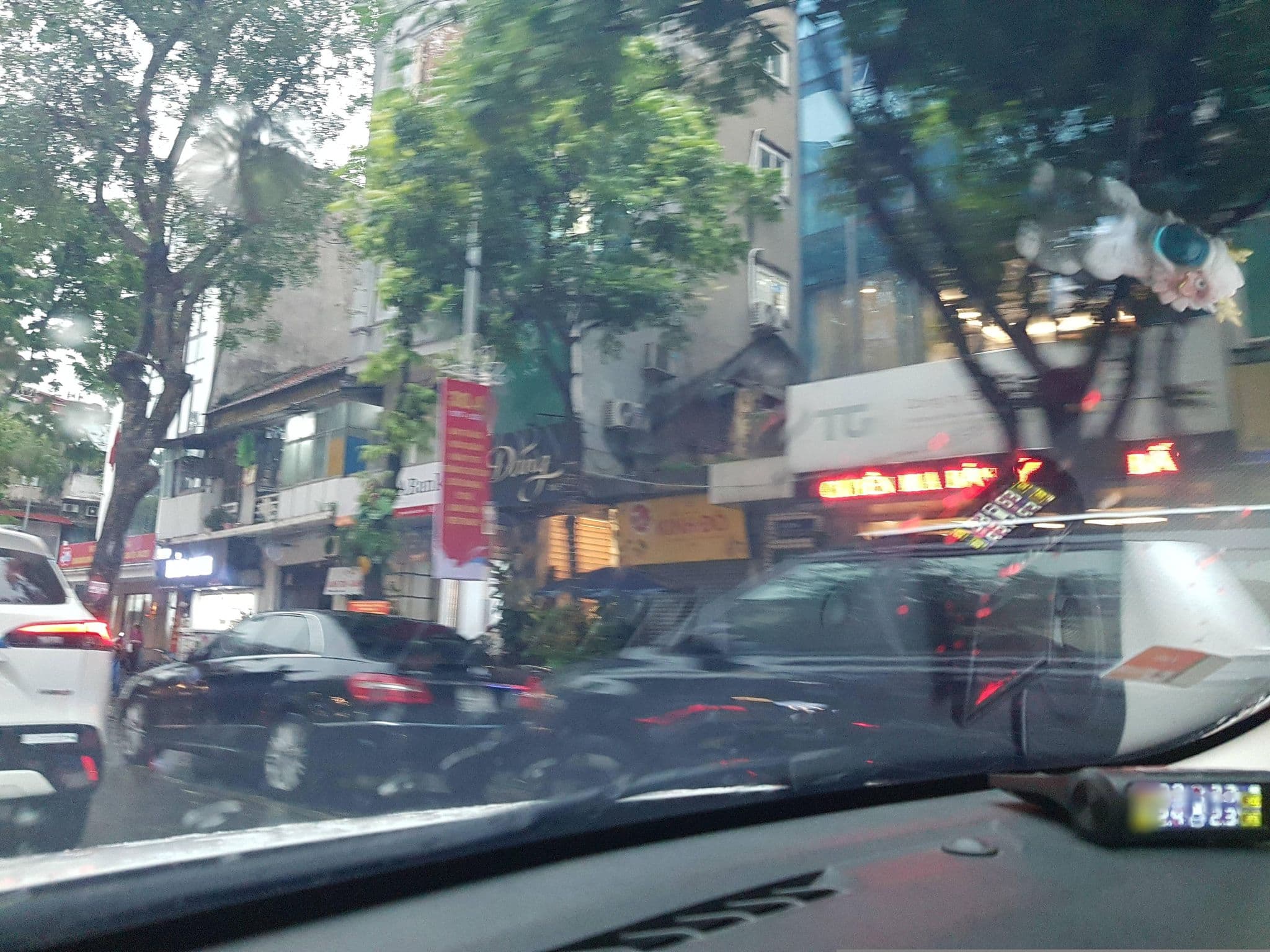 Street view near HM Boutique Hotel, Hoàn Kiếm — © hn_right_1 (CC BY-SA · Mapillary)