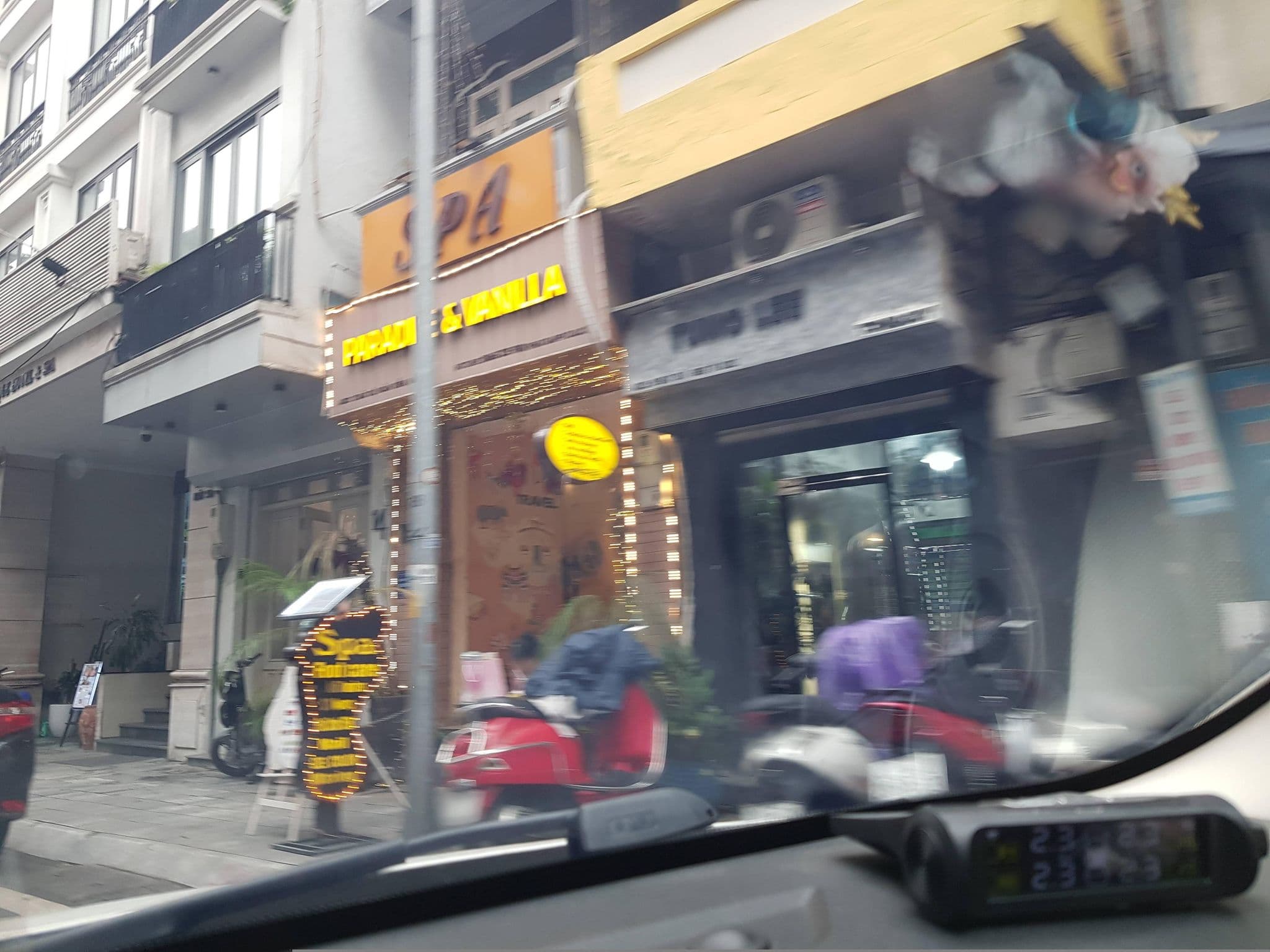 Street view near Hanoi Holiday Inn Hotel, Hoàn Kiếm — © hn_right_1 (CC BY-SA · Mapillary)