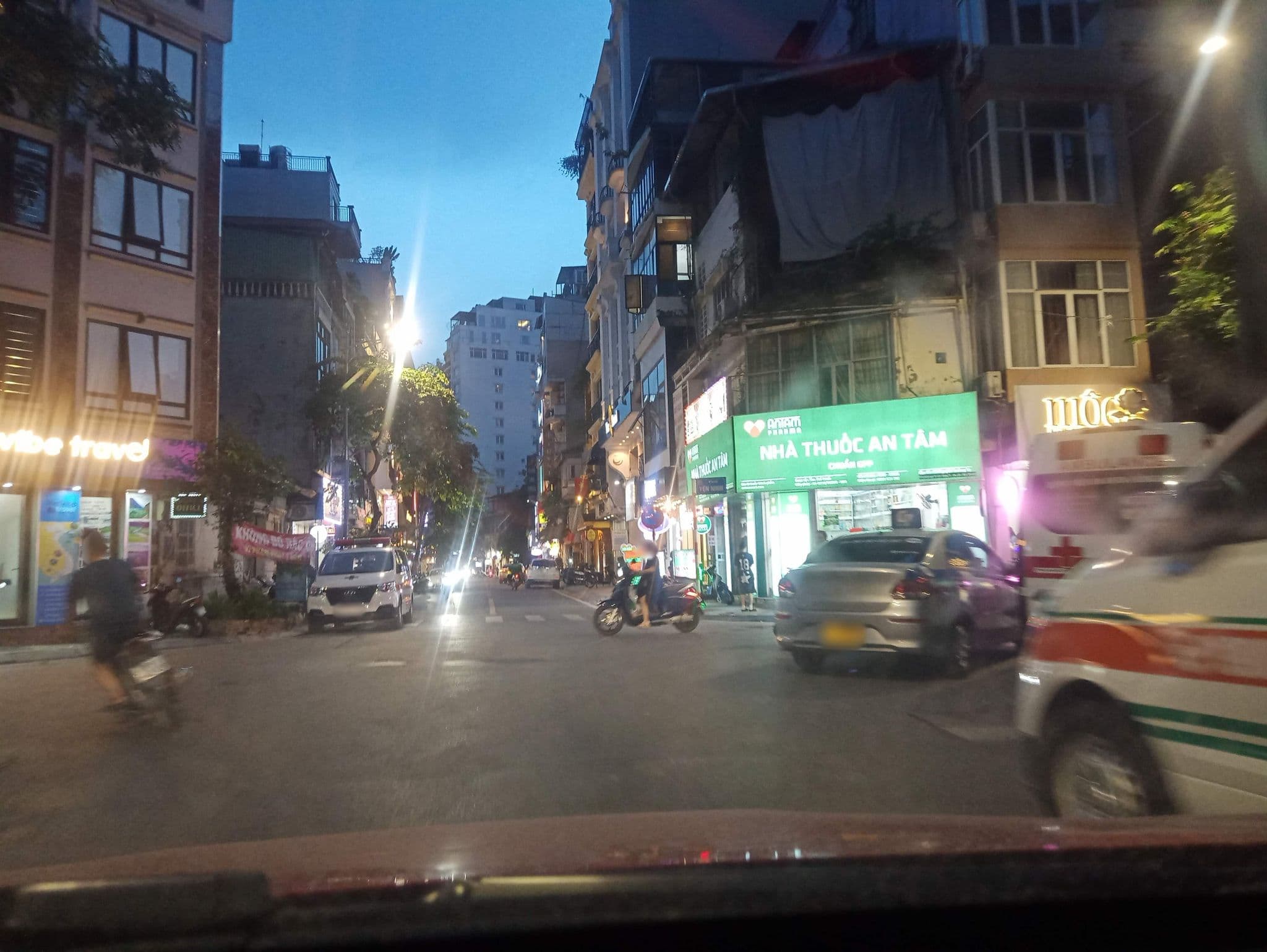 Street view near Hoang Duong Hotel, Yên Phụ — © hn_front_1 (CC BY-SA · Mapillary)