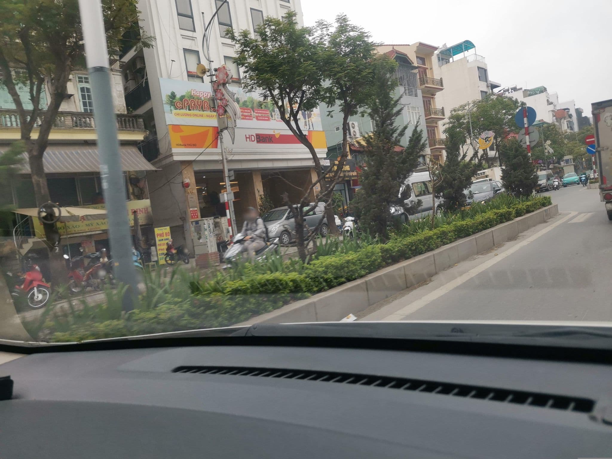 Street view near Oyo Westlake Hotel, Tây Hồ — © hn_left_2 (CC BY-SA · Mapillary)