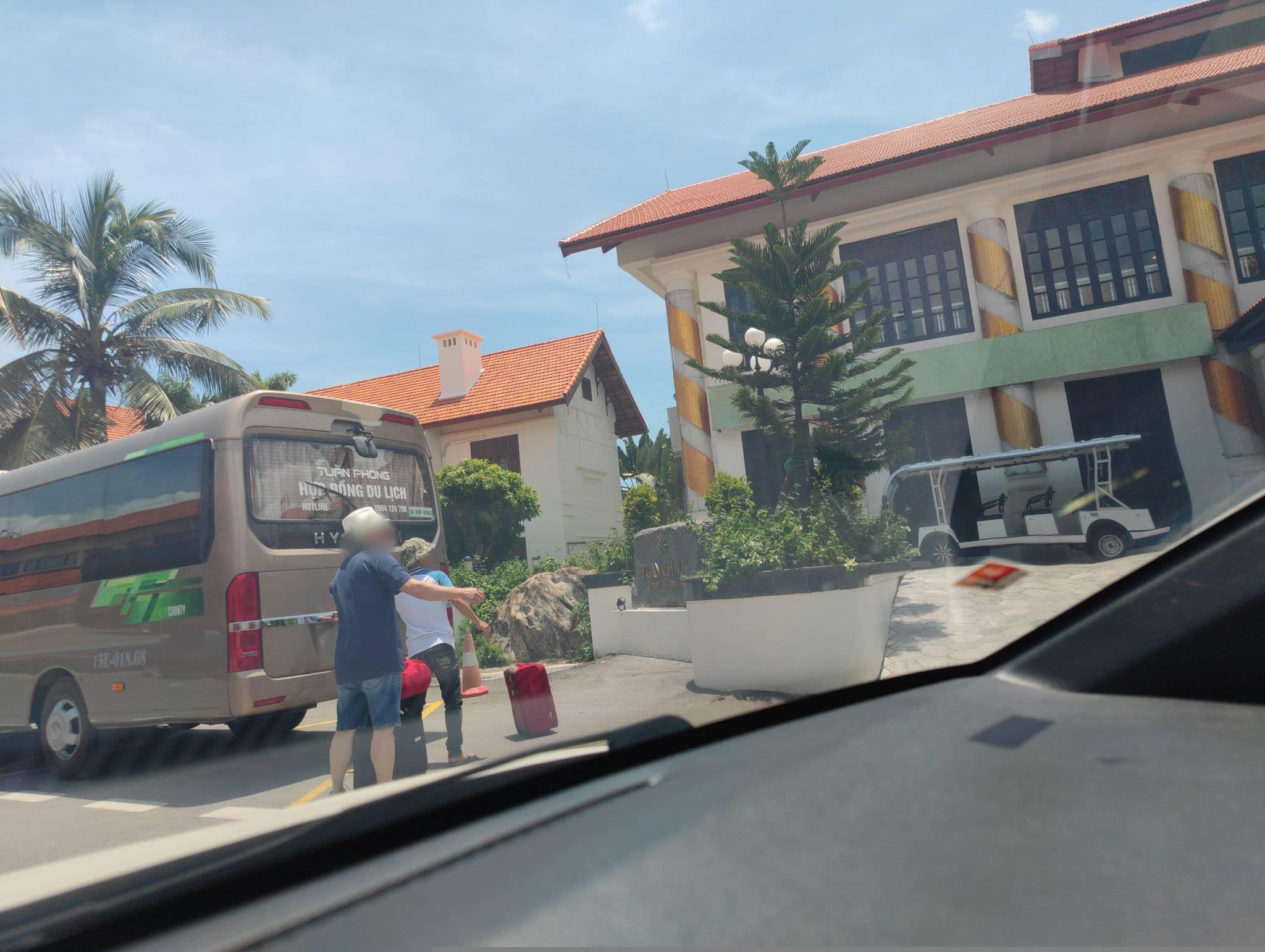 Street view near Holiday Villa Tuan Chau, Hạ Long — © hn_right_2 (CC BY-SA · Mapillary)