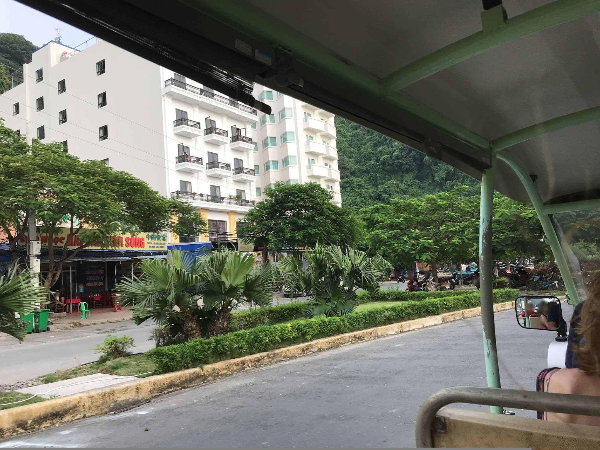 Street view near Bay View Restaurant, Cát Bà — © nigelramsay (CC BY-SA · Mapillary)