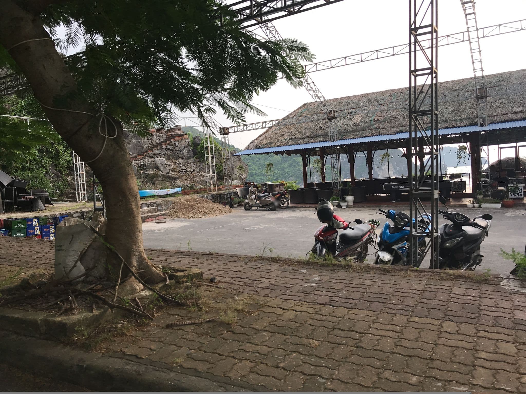 Street view near Le Pont Bungalow Hostel, Cát Bà — © nigelramsay (CC BY-SA · Mapillary)